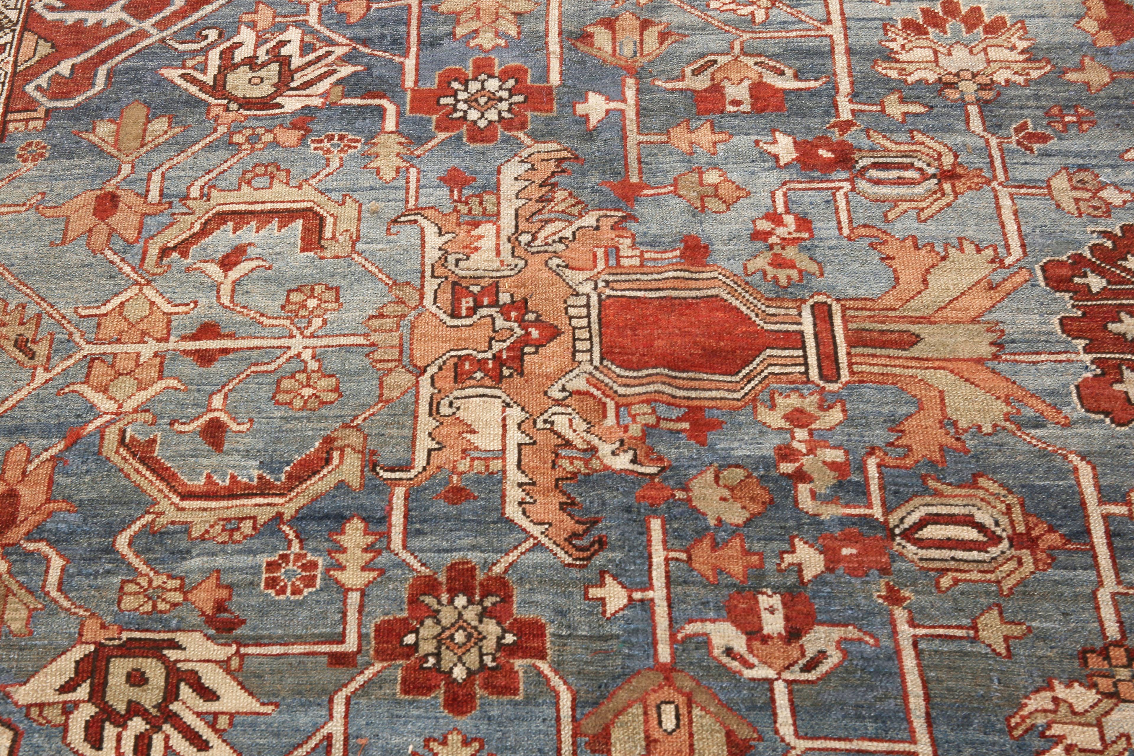 Nazmiyal Collection Großer antiker persischer Karajeh Heriz Serapi Teppich (Persisch) im Angebot