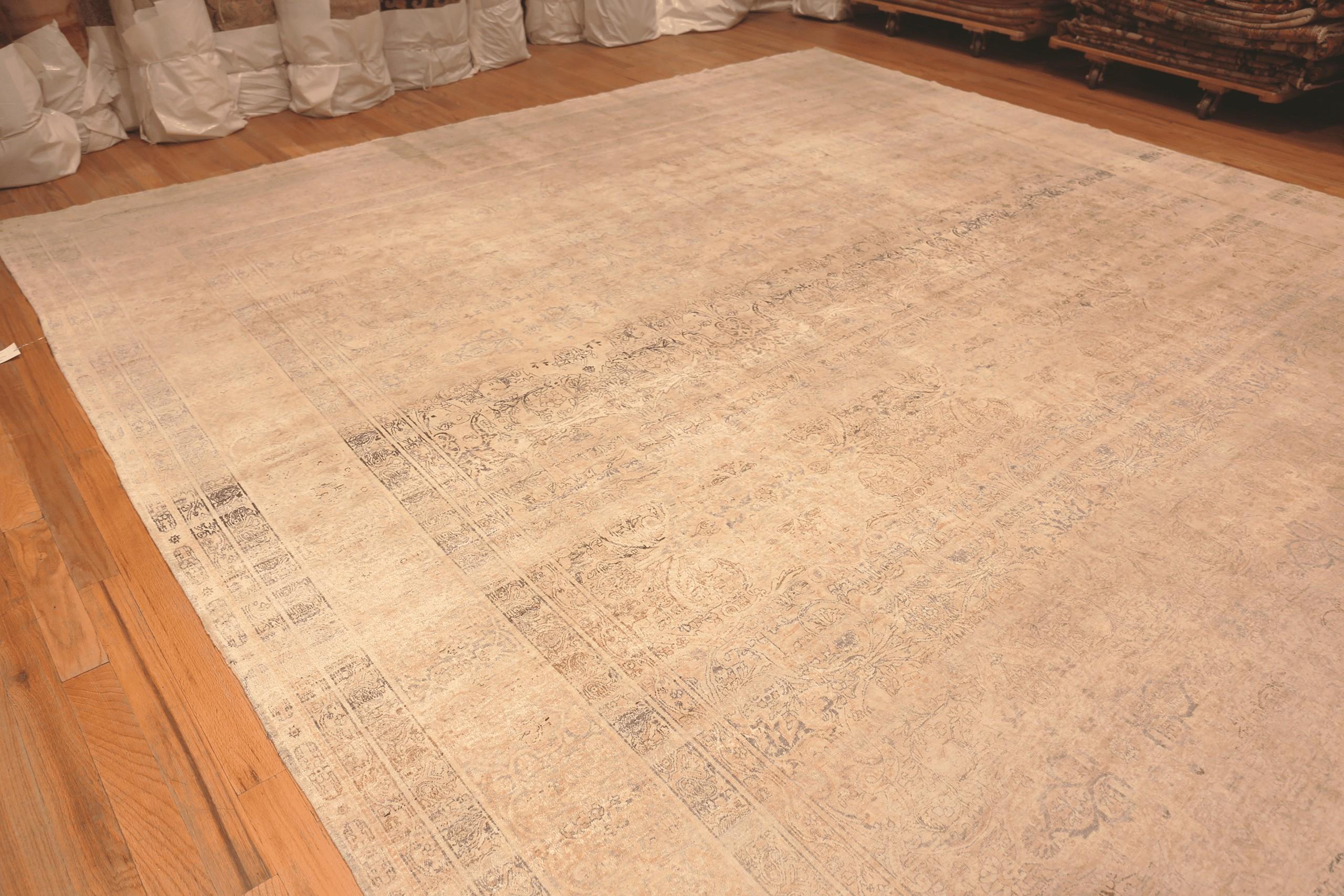 Nazmiyal Collection große antike persische Kerman Teppich 14 ft x 17 ft 6 in (Persisch) im Angebot