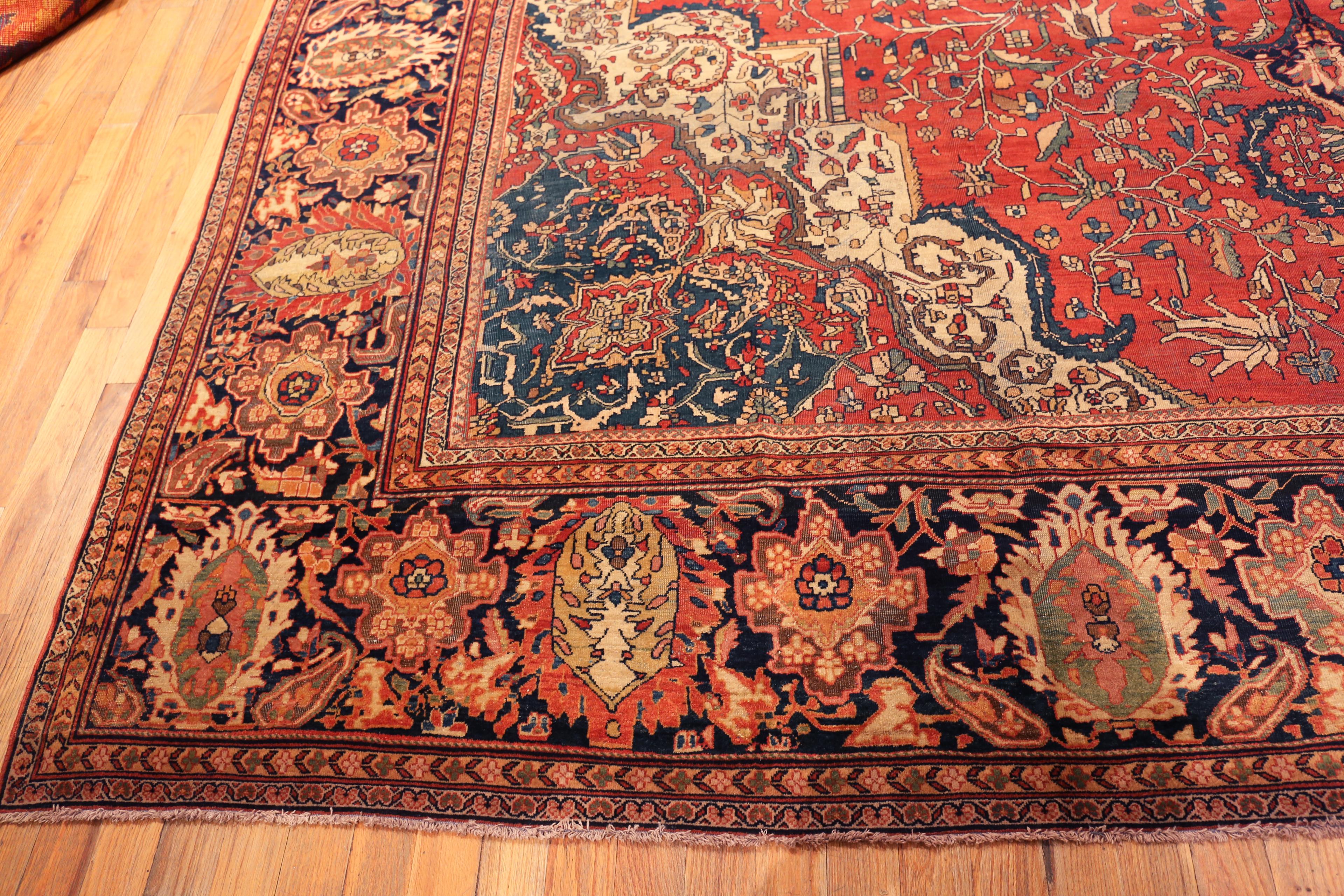 Nazmiyal Collection große antike persische Sarouk Teppich 13 ft 9 in x 19 ft 10 in (Sarouk Farahan) im Angebot