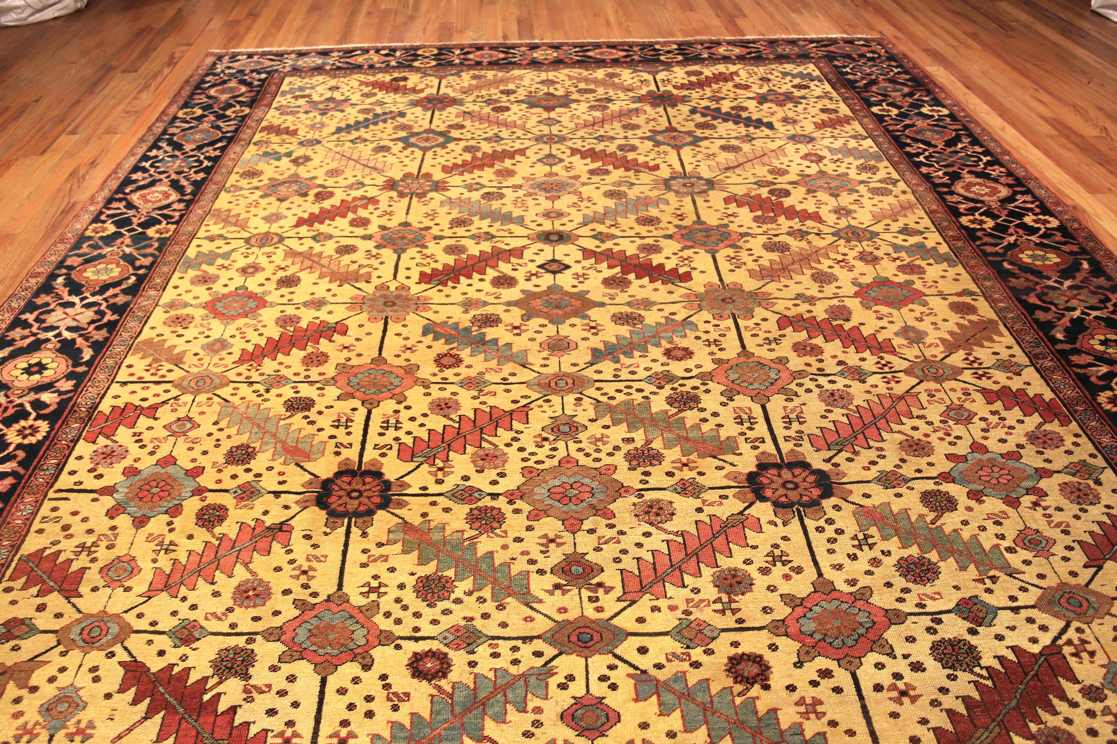 A Splendid Large Antique Persian Serapi Rug, Country Of Origin: Persia, Circa date: 1900 – Serapi rugs have been cherished throughout the centuries. They were inspired by the rugs of many surrounding cultures and artistic influences. This gorgeous