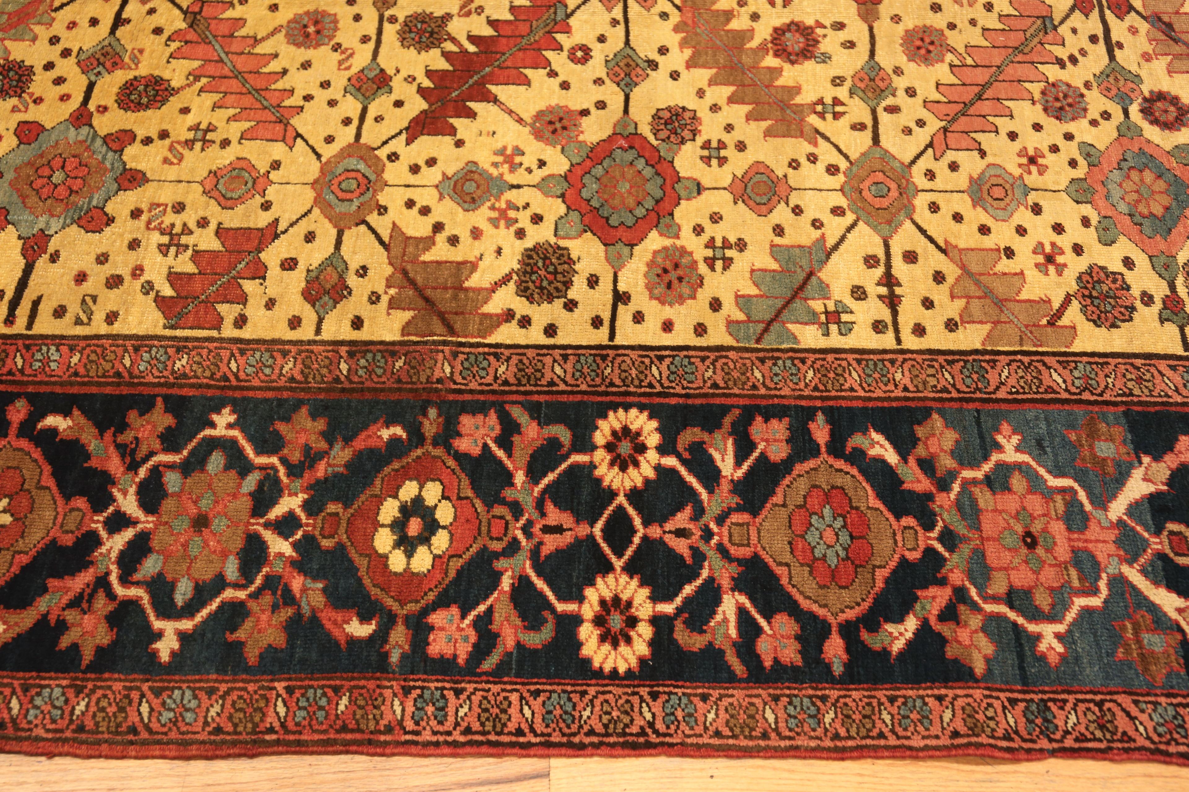 Großer antiker persischer Serapi-Teppich. 11 ft 4 in x 19 ft 3 in  (Heriz Serapi) im Angebot