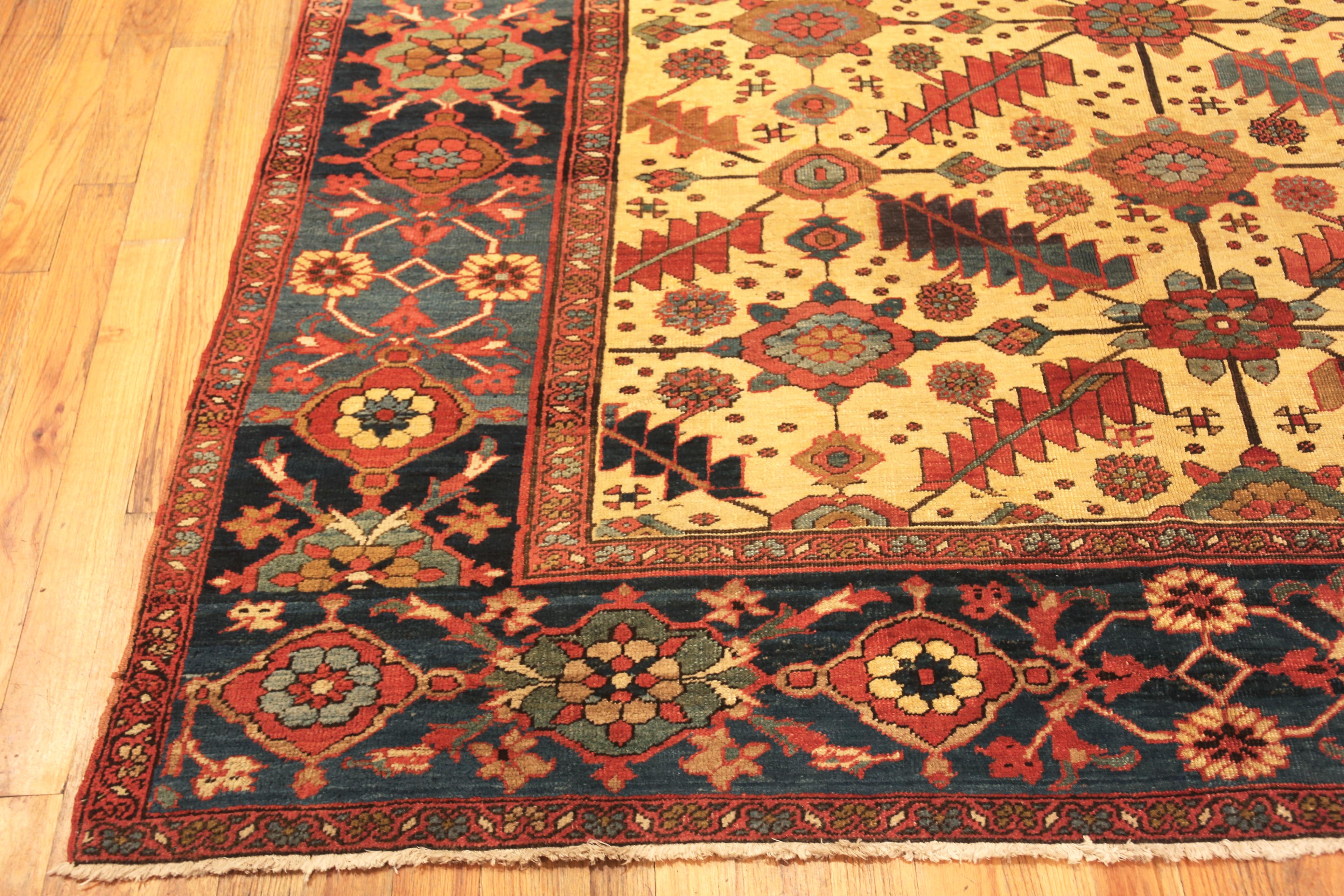 Large Antique Persian Serapi Rug. 11 ft 4 in x 19 ft 3 in  In Good Condition For Sale In New York, NY