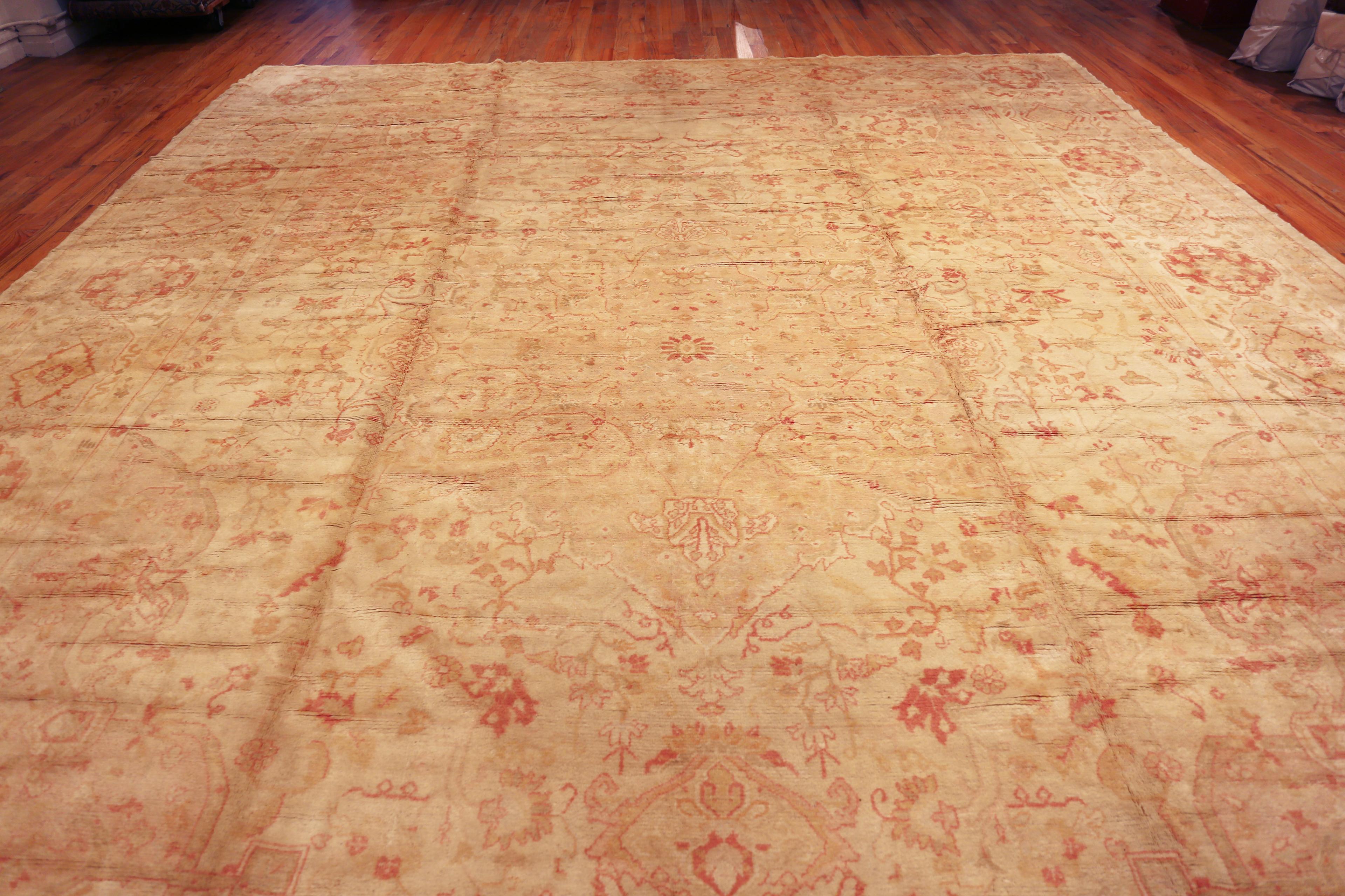 Elegant tapis turc Oushak avec des tons pastels subtils et un design doux, Pays d'origine : Turquie, Circa Date : 1930