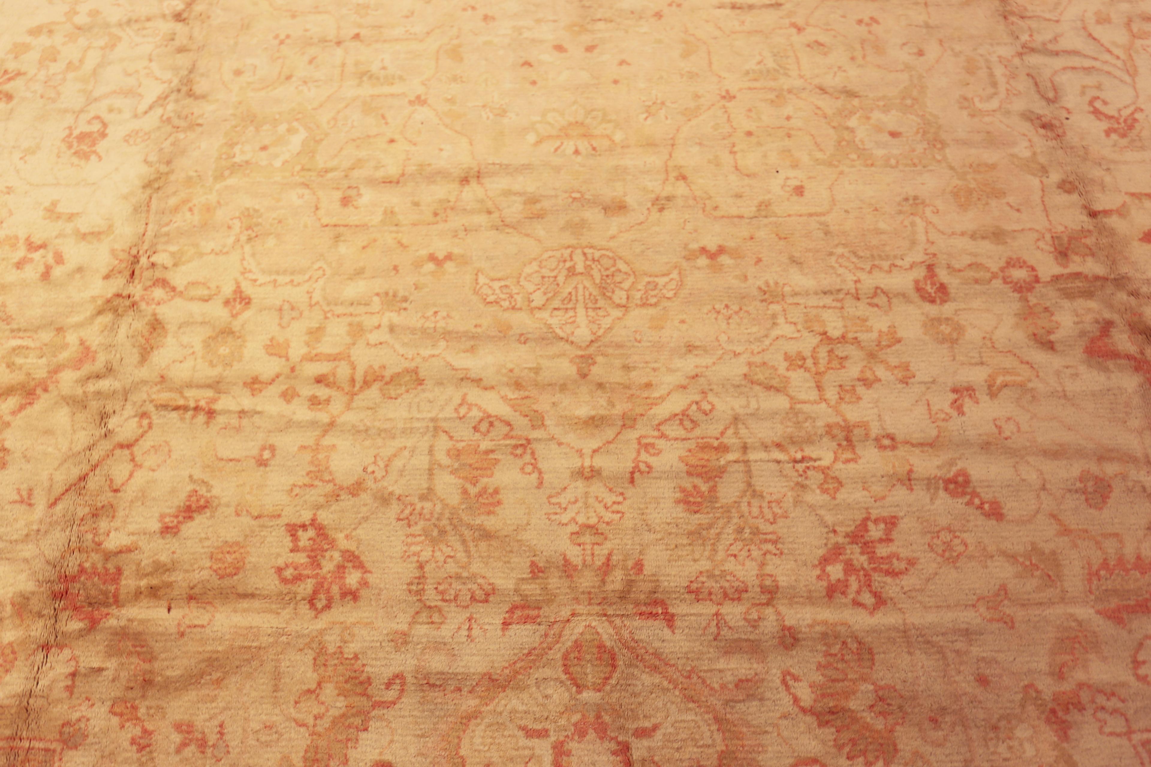 Noué à la main Collection Nazmiyal Collection Large Antique Turkish Oushak Rug 14 ft 4 in x 19 ft en vente