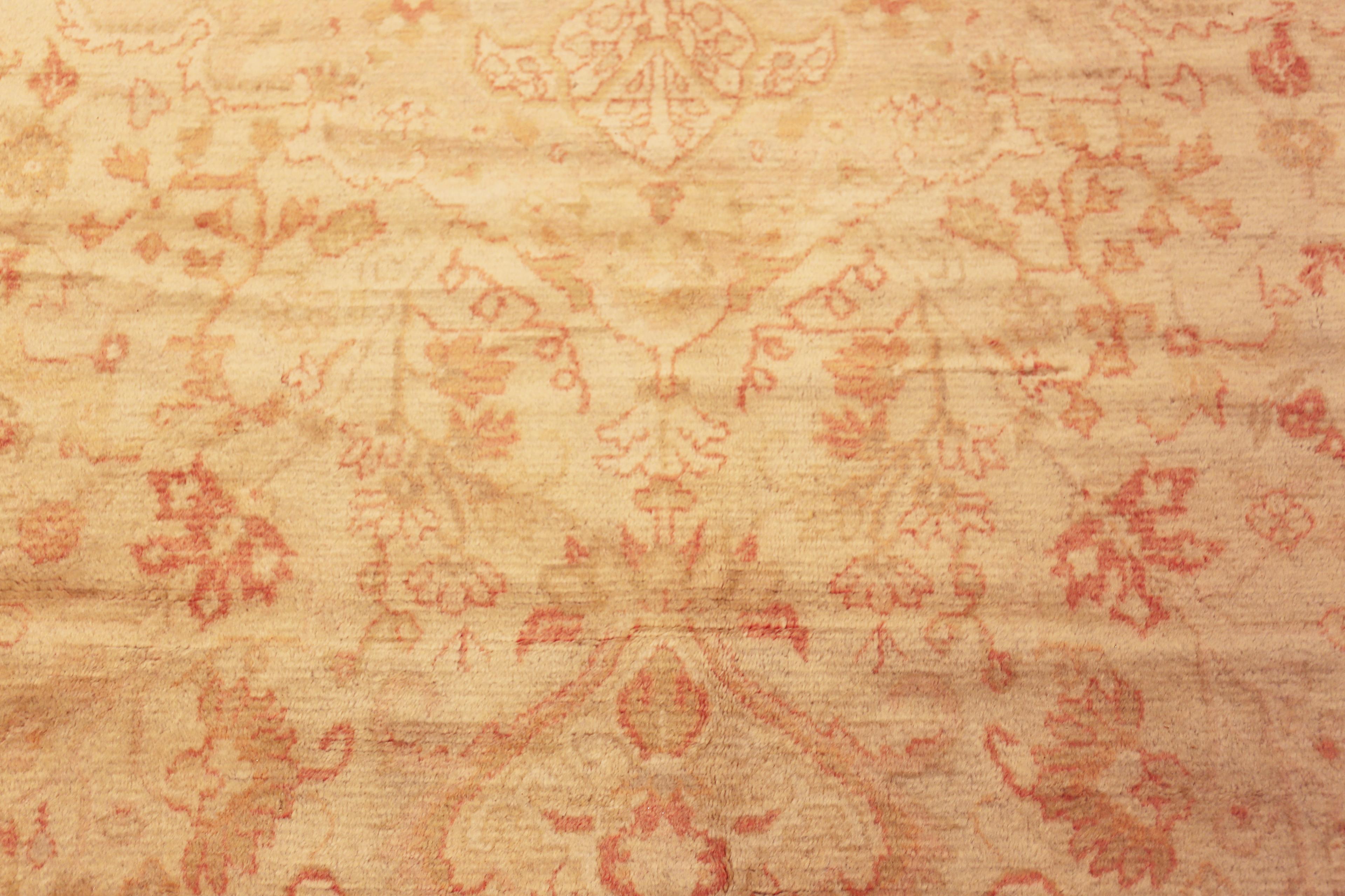 Collection Nazmiyal Collection Large Antique Turkish Oushak Rug 14 ft 4 in x 19 ft Bon état - En vente à New York, NY