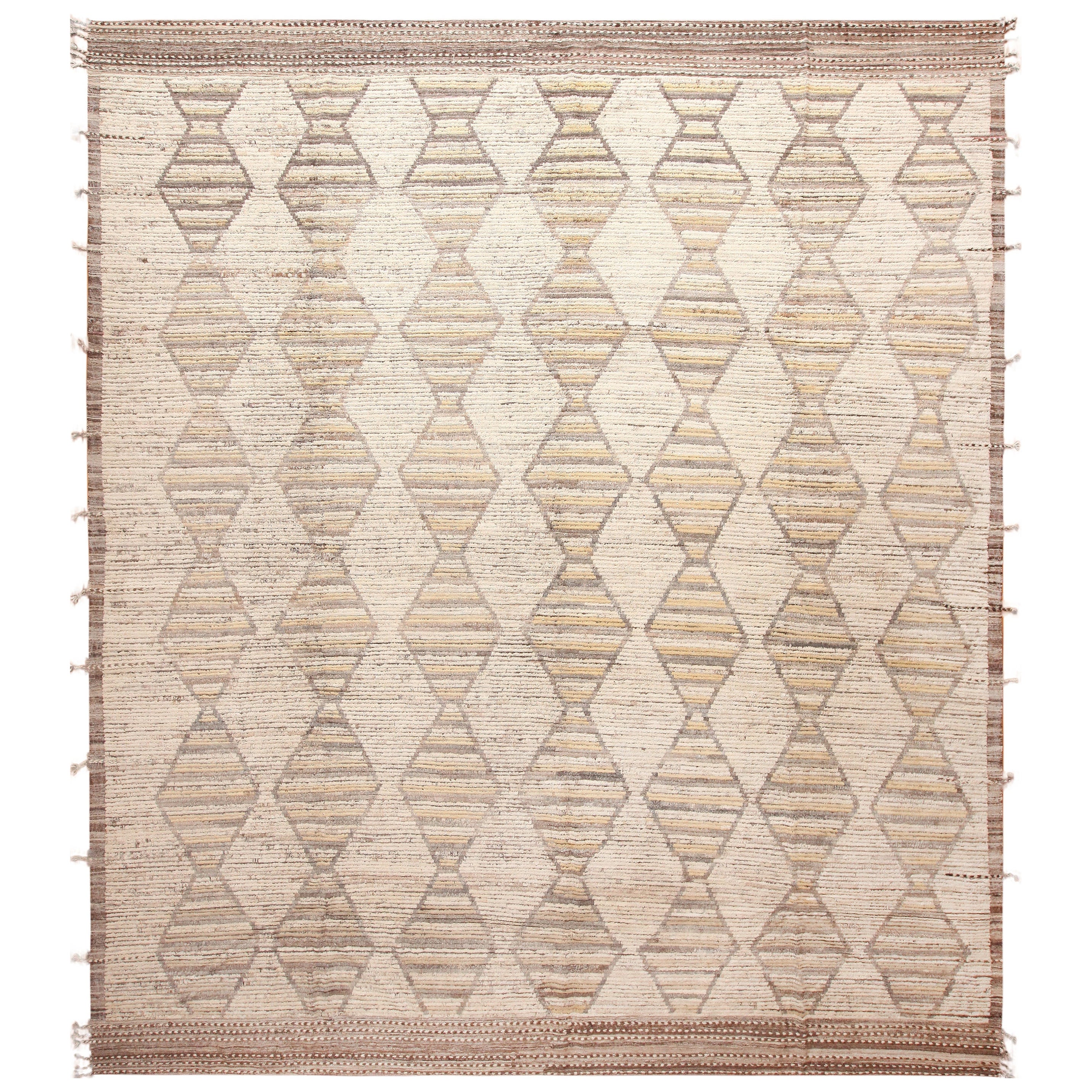 Collection Nazmiyal grand tapis géométrique d'Asie centrale. 13 pieds 8 po. x 15 pieds 3 po.