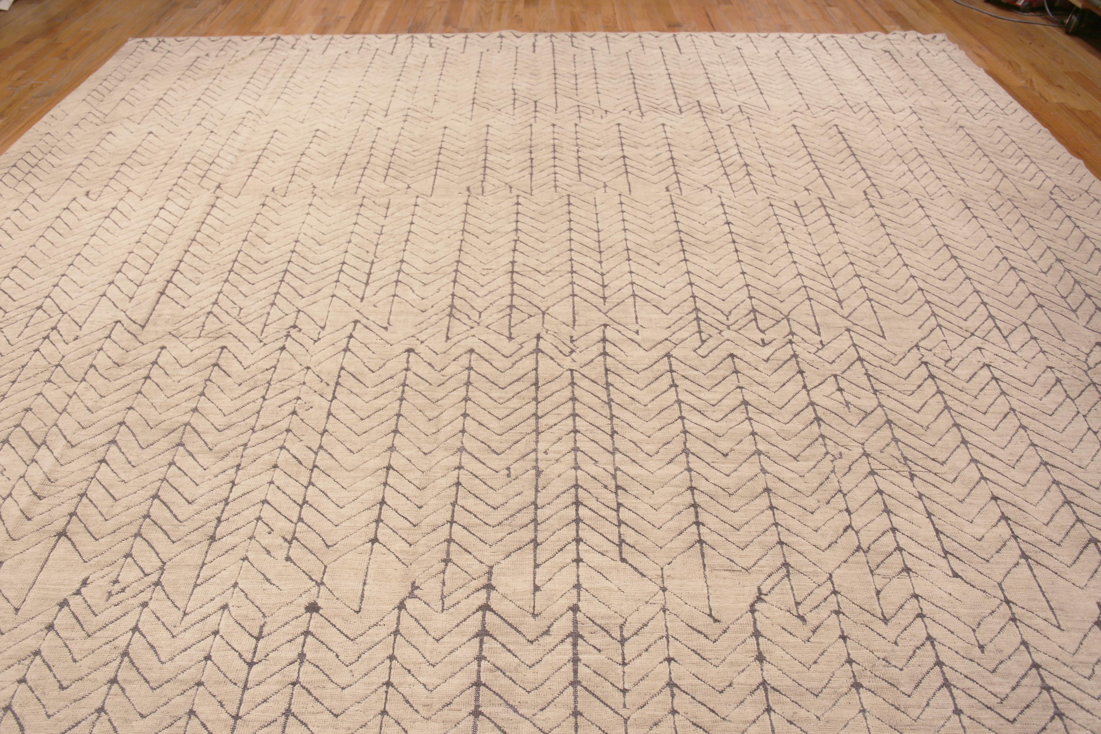 Chic Large Primitive Motif Ivory Modern Area Rug, Country of Origin : Asie centrale, Circa date : Tapis modernes 