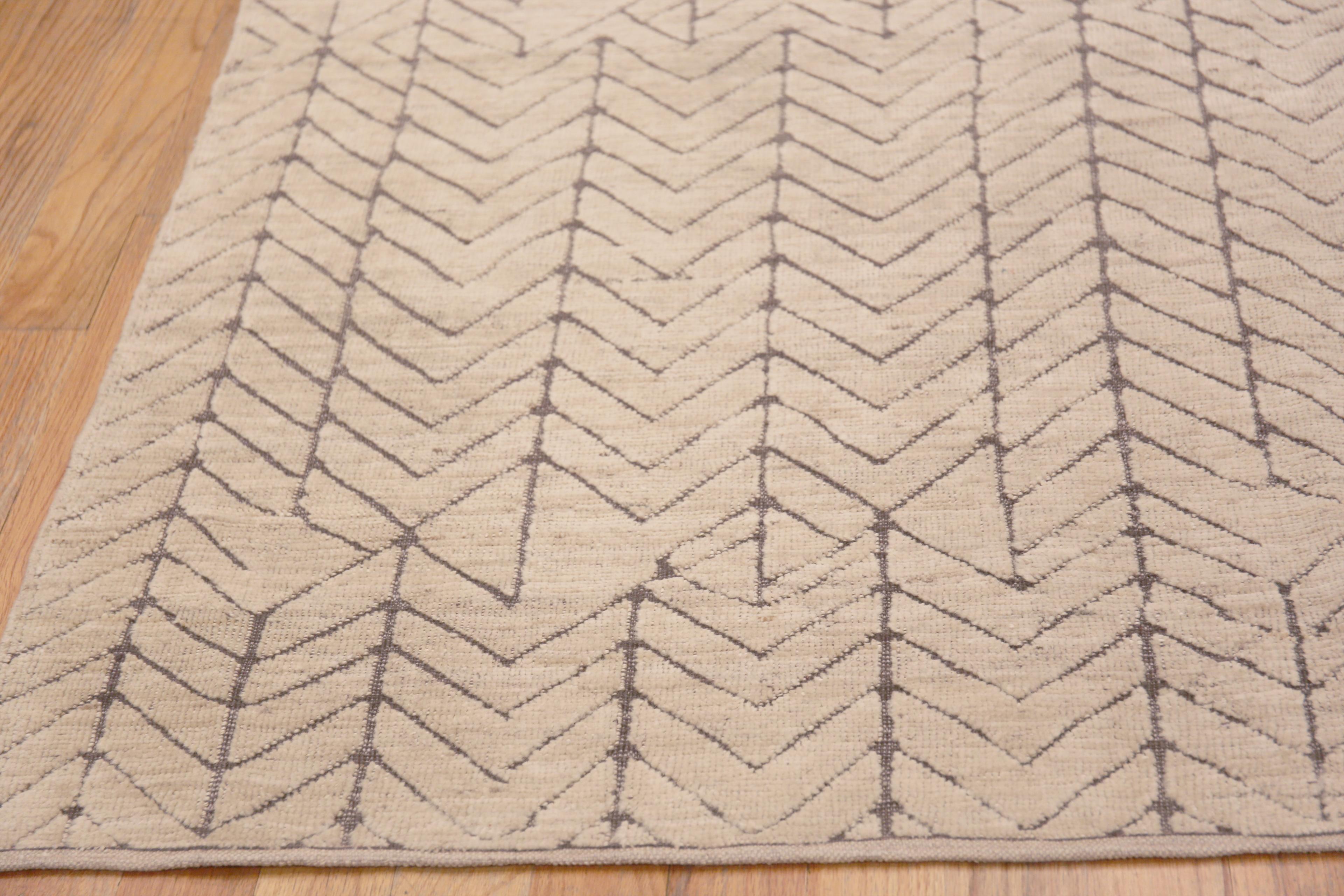 Centrasiatique Collection Nazmiyal - Grand tapis moderne à motif primitif ivoire 13'9