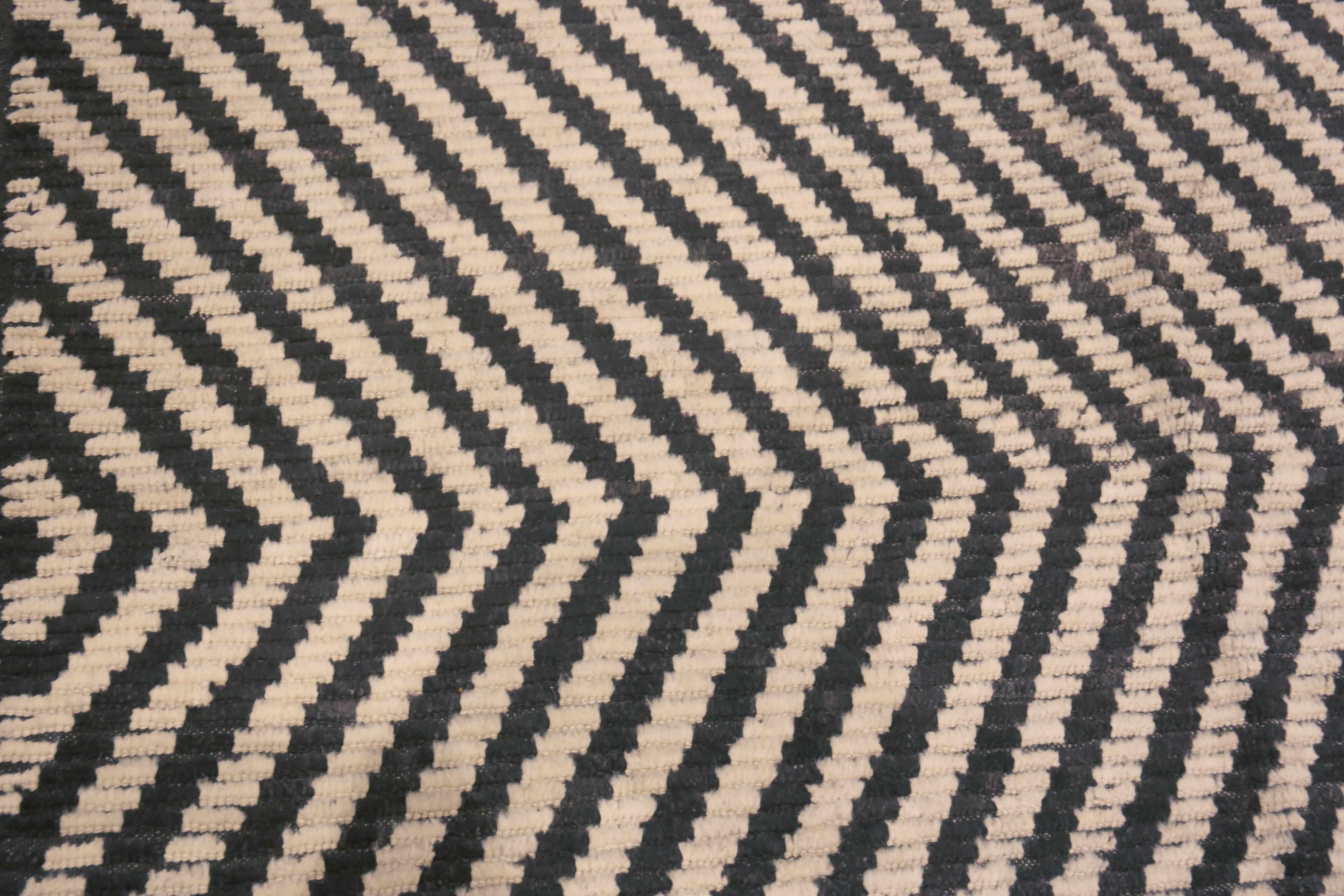 Magnifique et impressionnant tapis de grande taille, noir, gris, couleur chevron, design moderne, pays d'origine : Asie centrale, Circa Date : Tapis moderne 