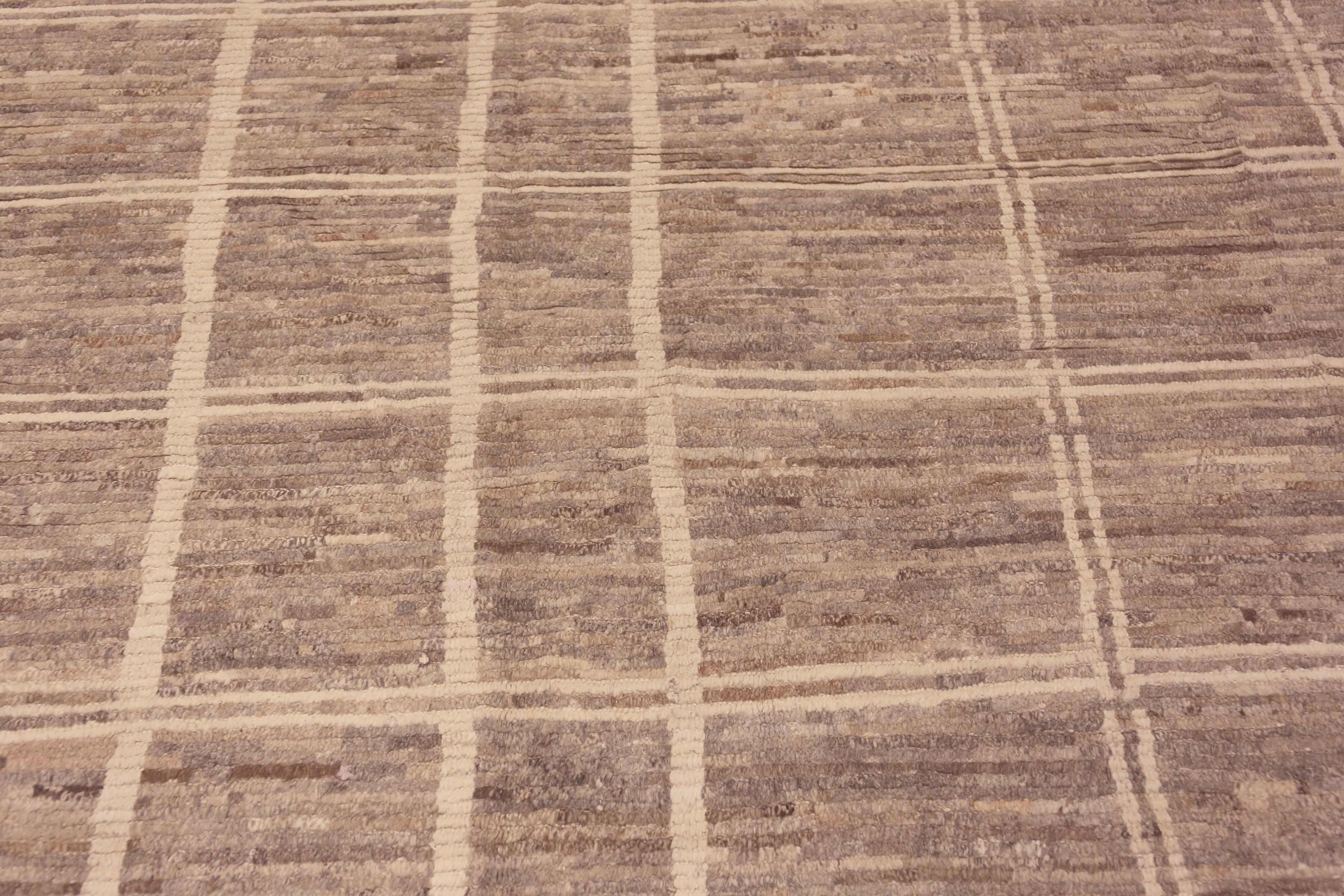 Magnifique tapis décoratif de grande taille de couleur gris terreux Tribal Geometric Design Modern Contemporary Rug, Country of Origin : Asie centrale, Circa Date : Tapis moderne