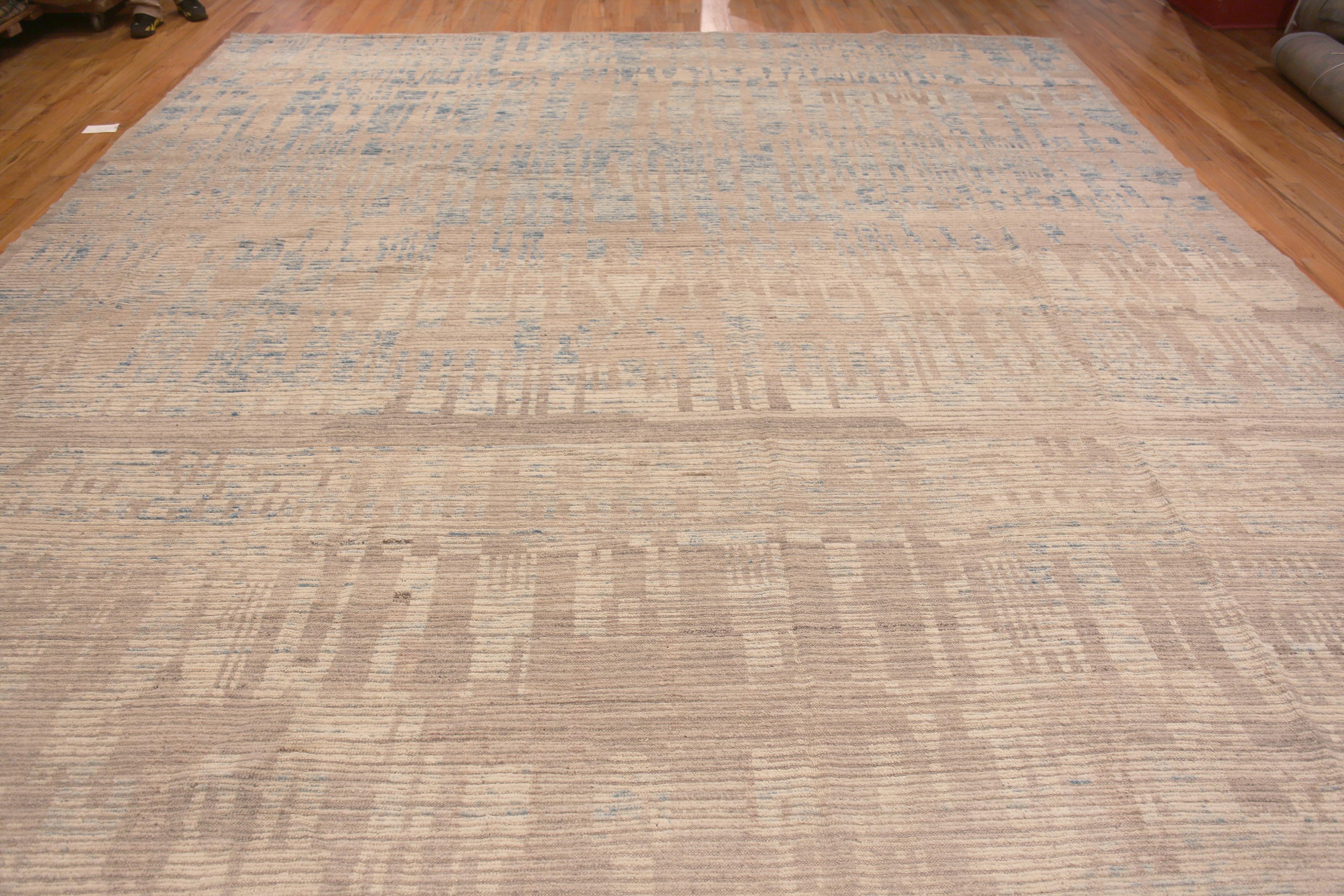 Magnifique tapis décoratif de grande taille, doux, de couleur neutre, bleu clair, Abrash Tribal Nomadic Design Modern, Pays d'origine : Asie Centrale, Circa Date : Tapis moderne 