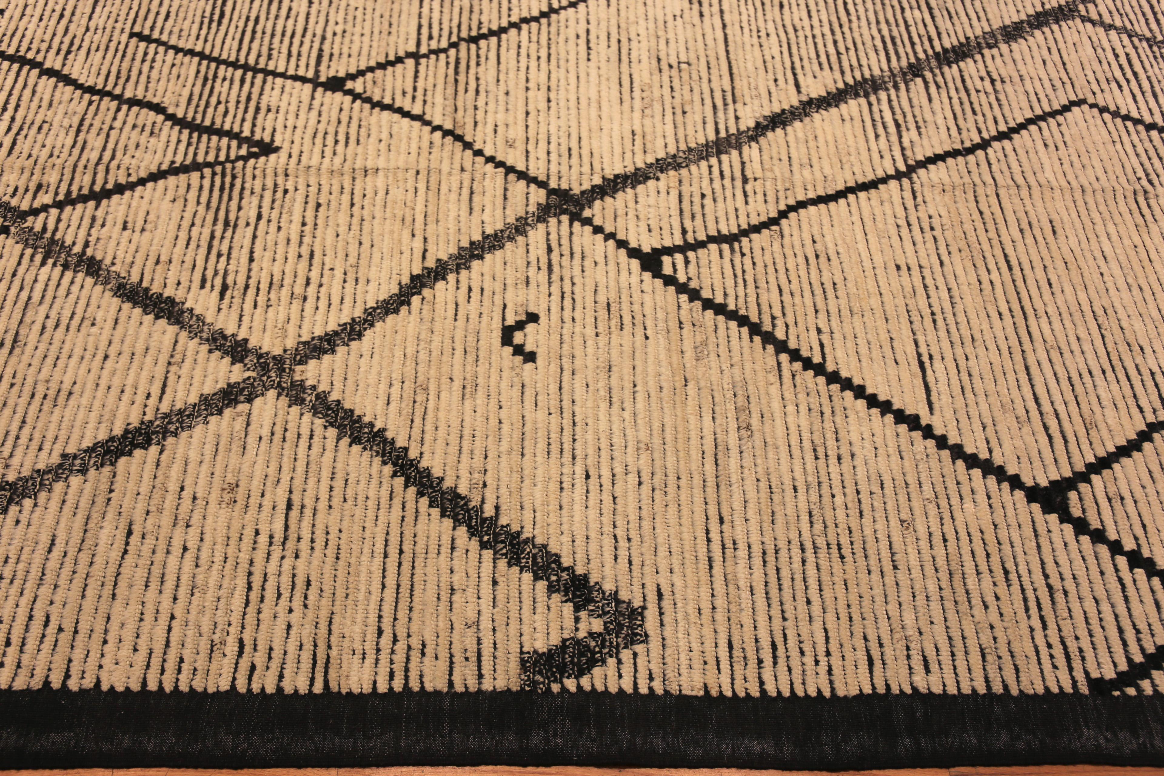 Magnifique grand tapis décoratif moderne au design tribal, Pays d'origine : Asie centrale, Circa date : Modern Rugs - Ce magnifique tapis moderne a un design qui s'inspire des chefs-d'œuvre tribaux des tribus berbères du Maroc. L'artiste s'est