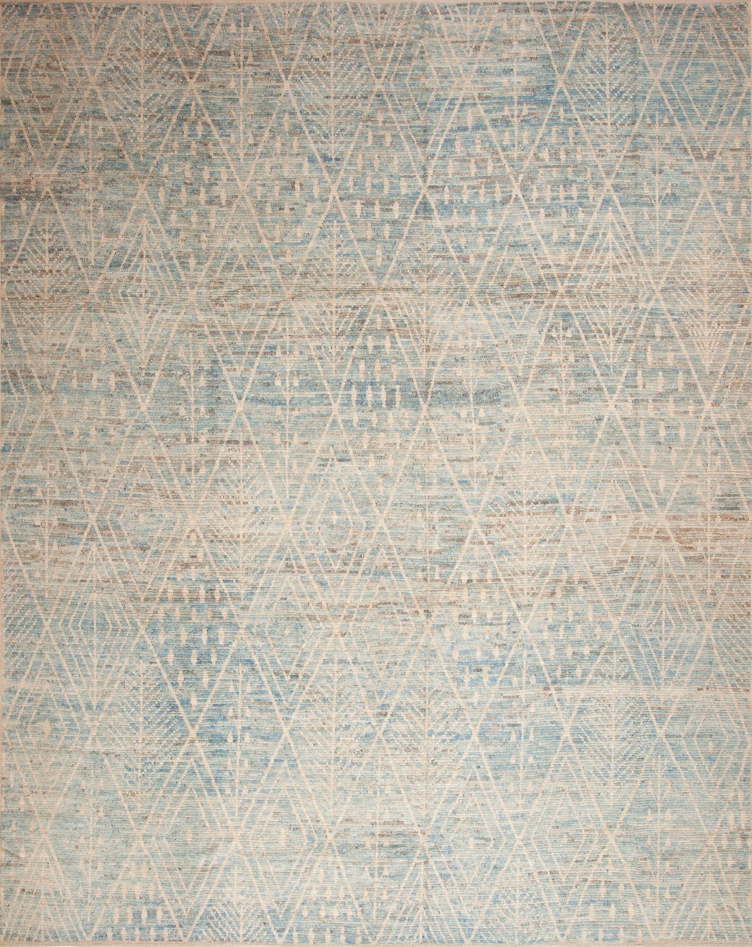 Magnifique tapis décoratif grand format doux de couleur bleu clair tribal géométrique moderne marocain Beni Ourain Design, Pays d'origine : Asie Centrale, Circa Date : Tapis moderne