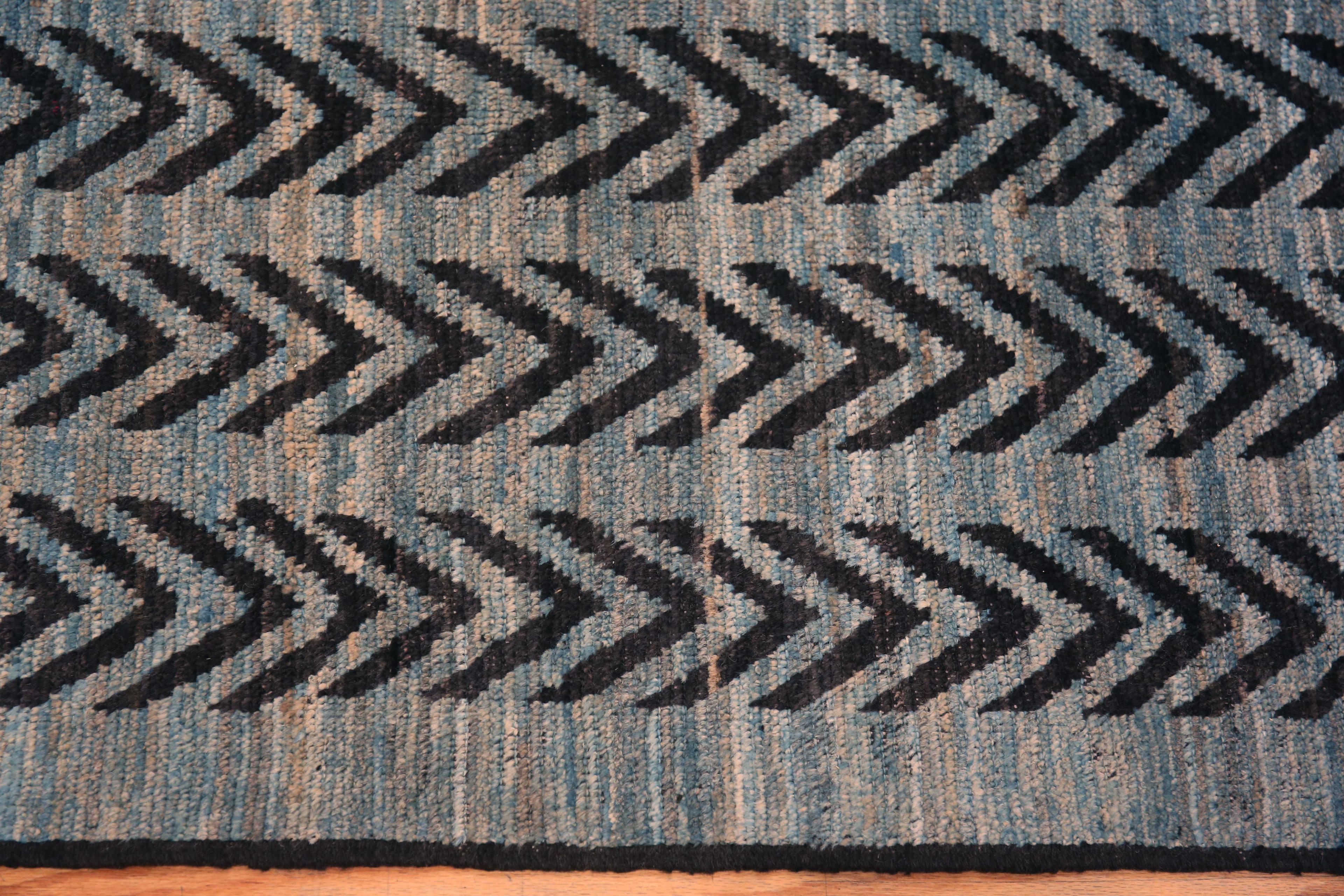 Magnifique tapis moderne à motif géométrique tribal, artistique et captivant, à fond bleu clair et de couleur anthracite, Pays d'origine : Asie centrale, Circa Date : Tapis moderne 