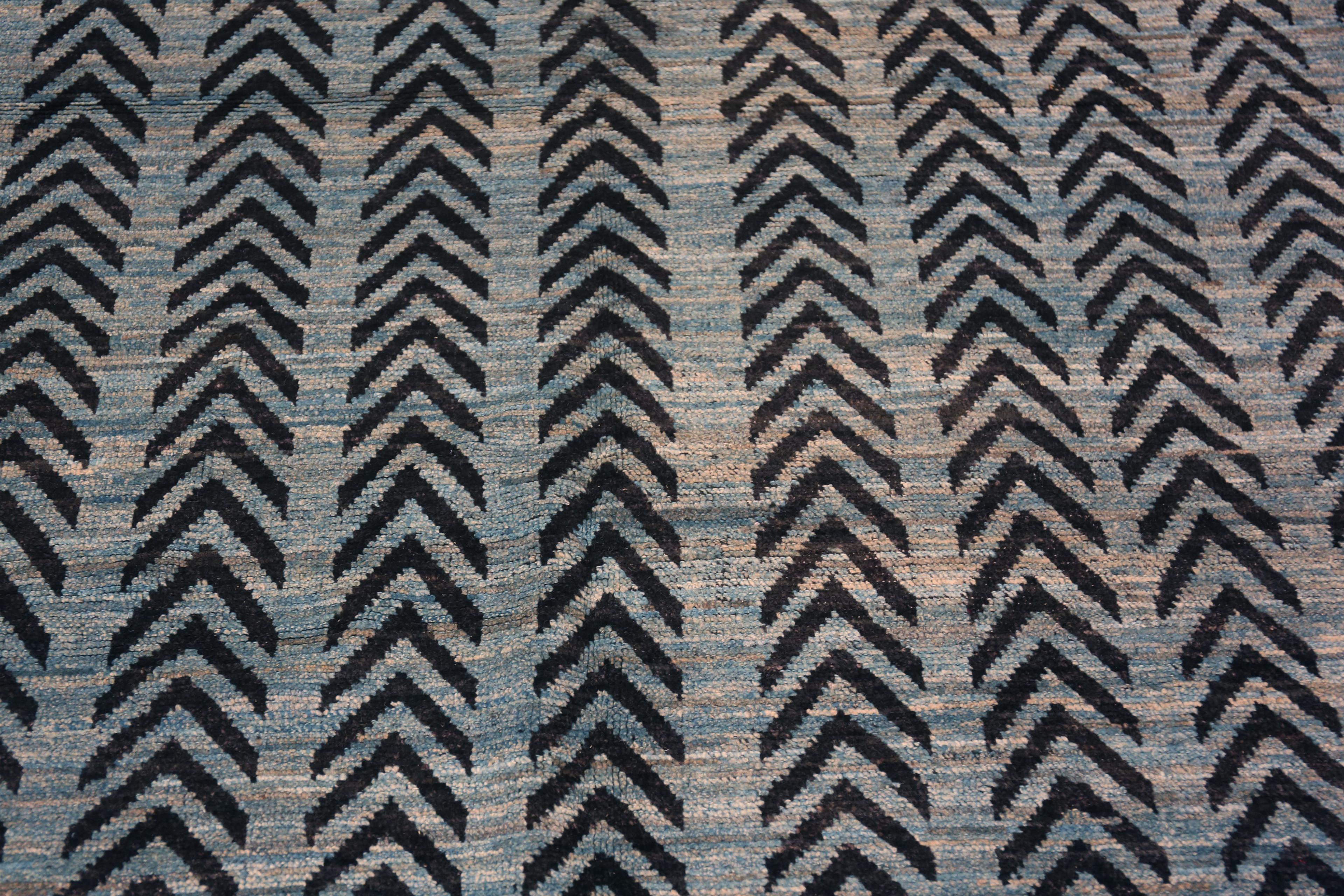 Tribal Tapis à motif géométrique tribal bleu clair anthracite de la collection Nazmiyal, 7' x 9'3