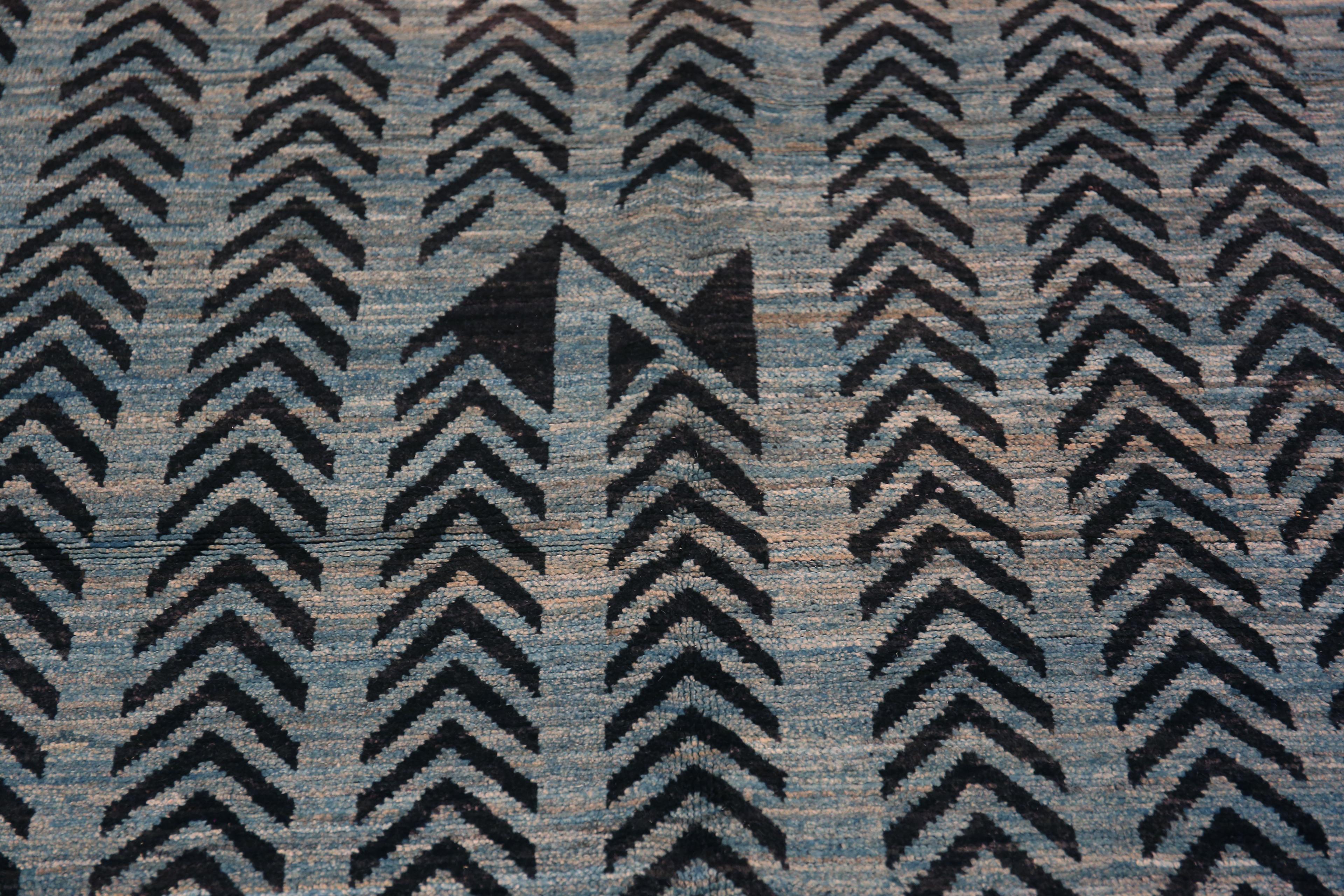 Noué à la main Tapis à motif géométrique tribal bleu clair anthracite de la collection Nazmiyal, 7' x 9'3