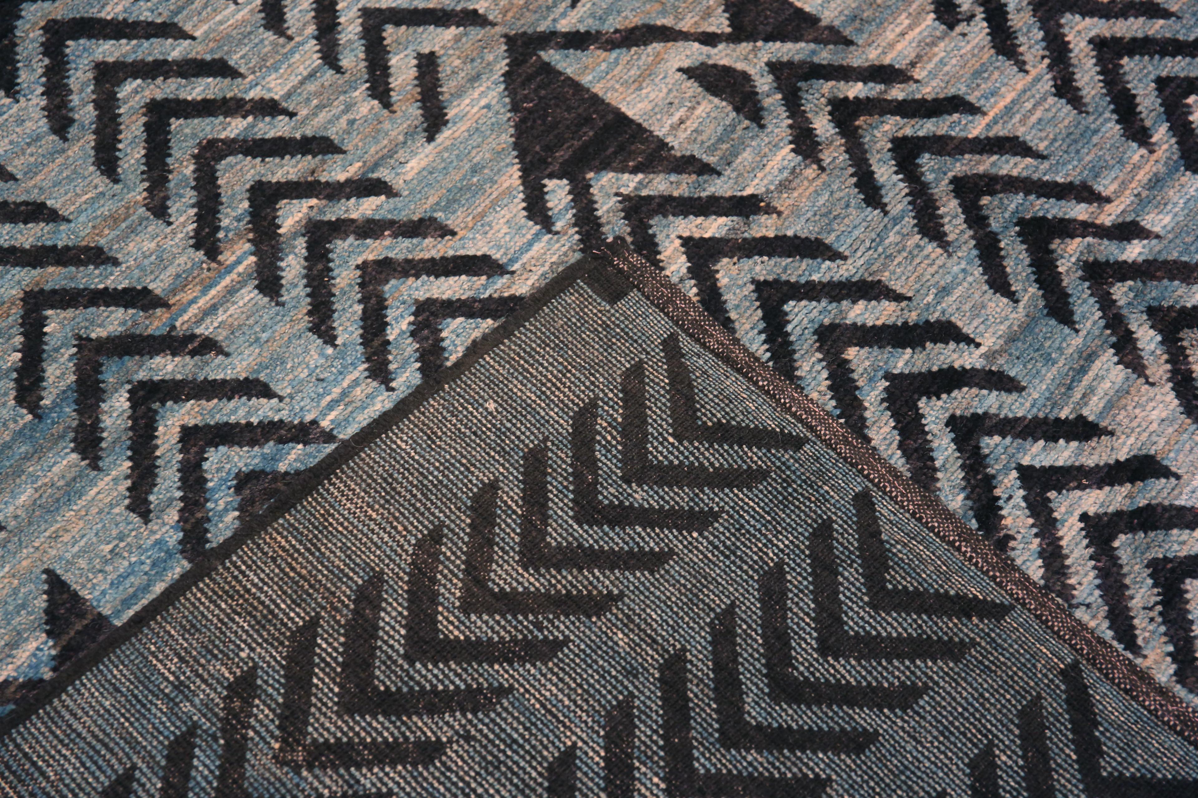 XXIe siècle et contemporain Tapis à motif géométrique tribal bleu clair anthracite de la collection Nazmiyal, 7' x 9'3