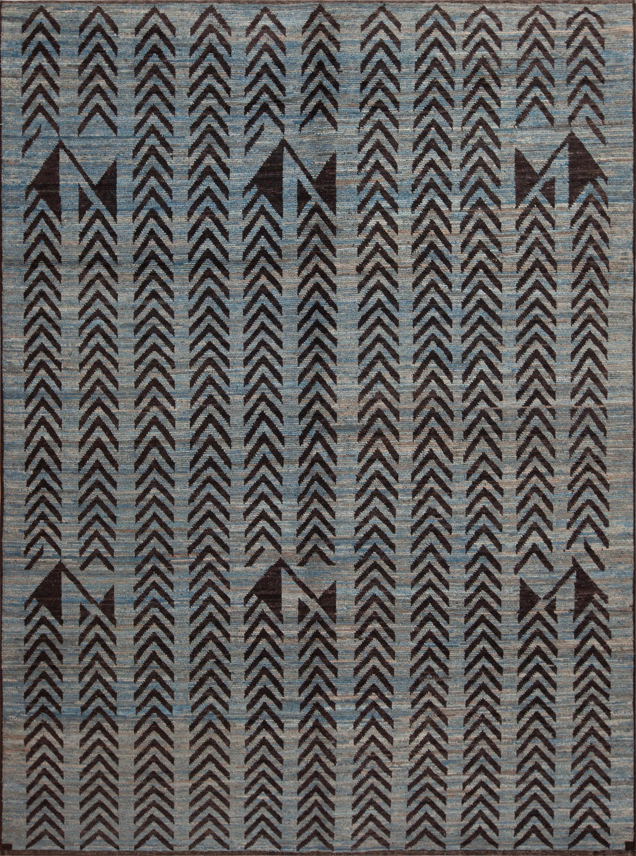 Nazmiyal Kollektion Hellblauer Teppich mit geometrischem Stammesmuster in Holzkohle 7' x 9'3" im Angebot