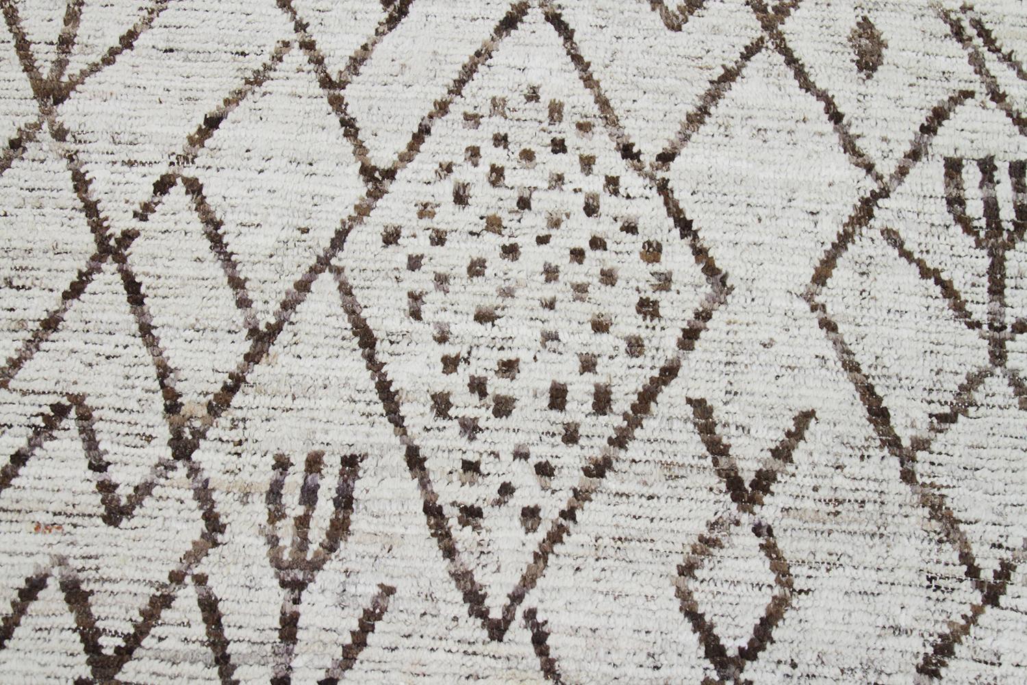 Superbe tapis afghan de style marocain, crème clair et moderne / Pays d'origine : Afghanistan/ Date de création : Moderne - Taille : 9 ft 4 in x 11 ft 9 in (2,84 m x 3,58 m).