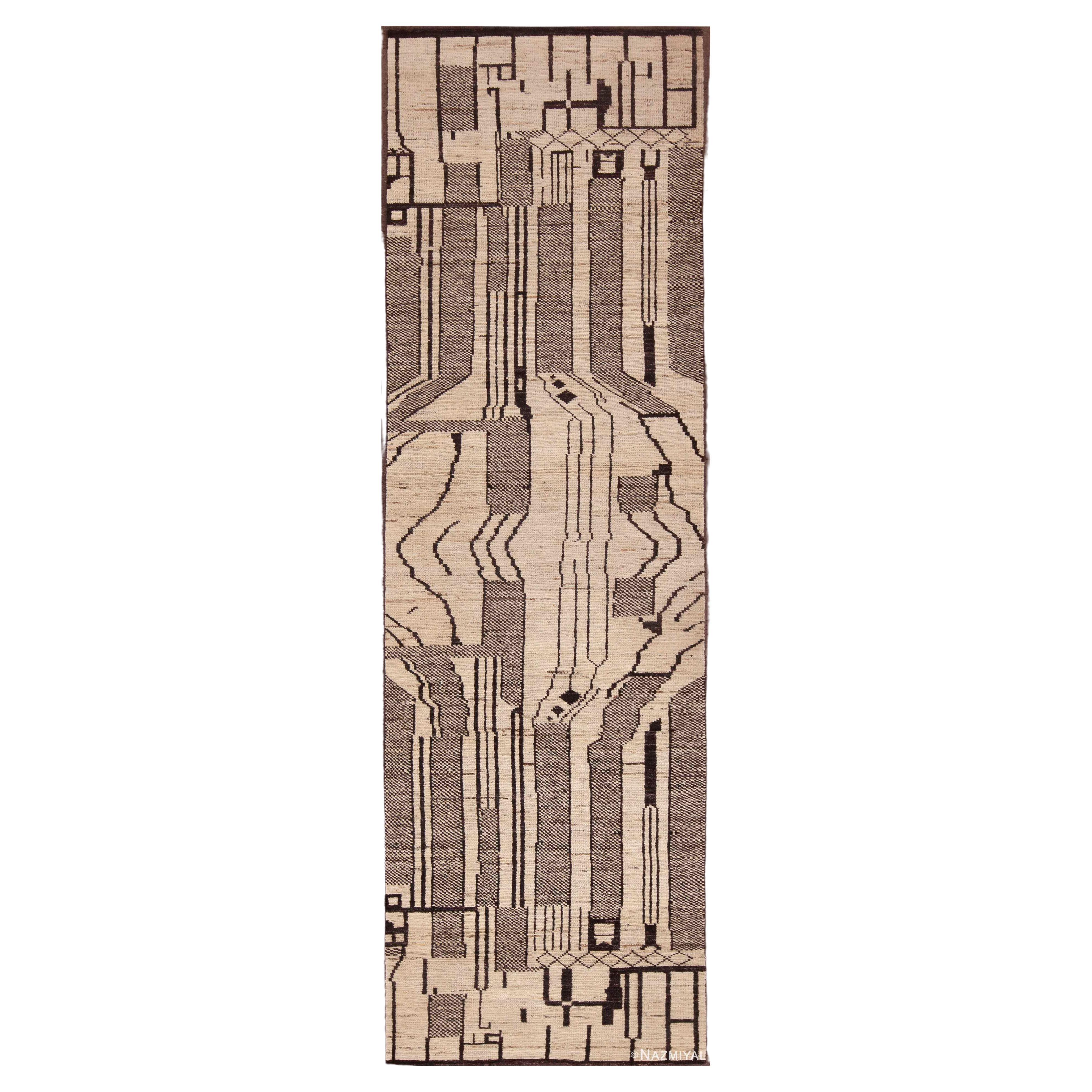 Tapis de couloir tribal géométrique moderne crème clair Collection Nazmiyal, 3' x 9'8". en vente