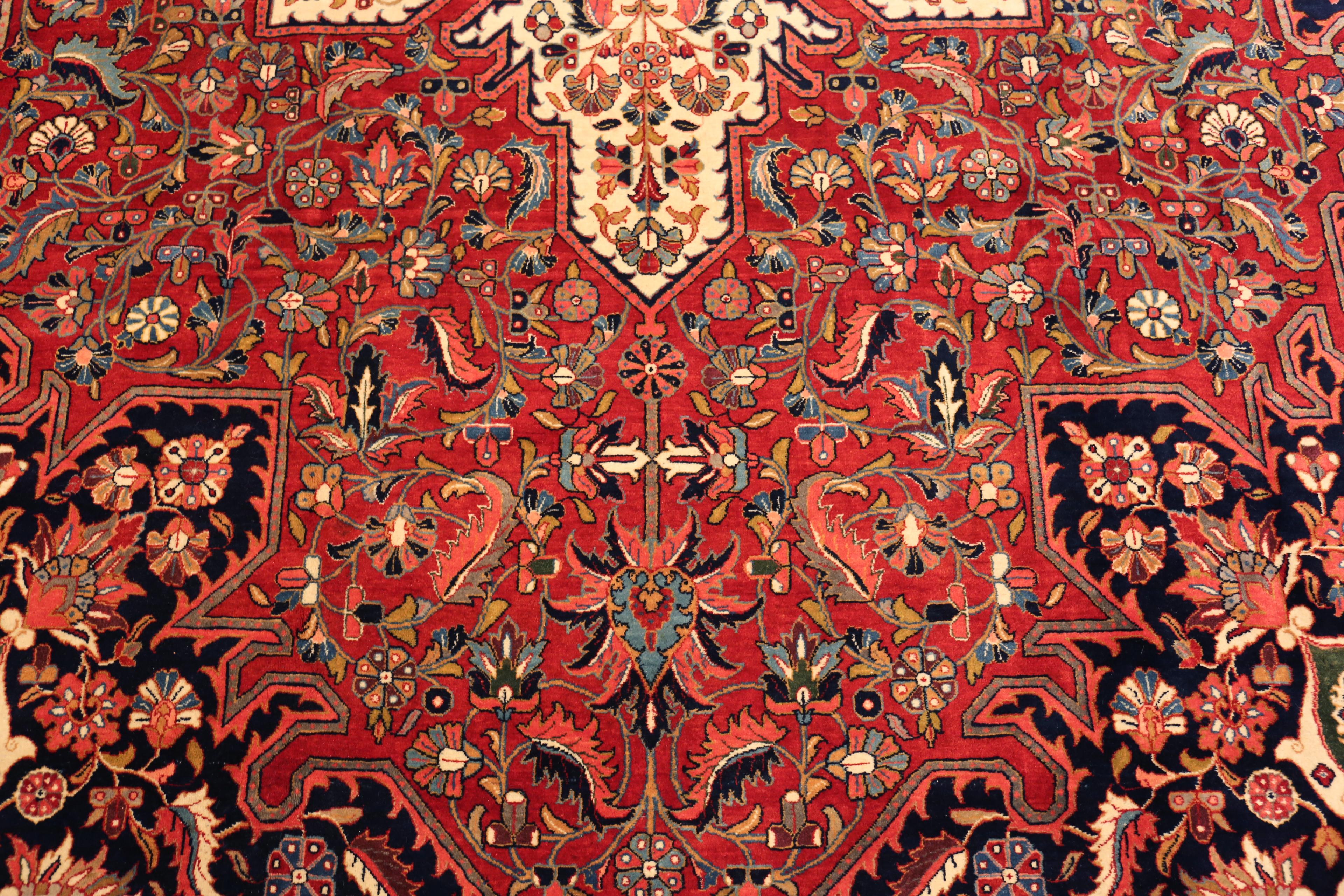 Tappeto Nazmiyal Collection Majestic Lion Garden Antique Heriz In condizioni buone in vendita a New York, NY