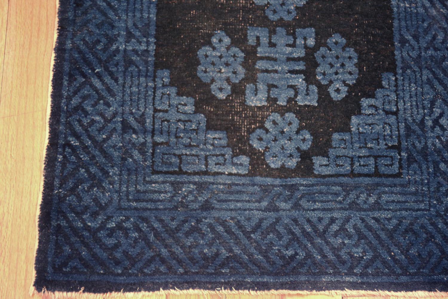 Chinese Export Medallion Design Antique Chinese Rug. 2 ft 3 in x 4 ft For Sale
