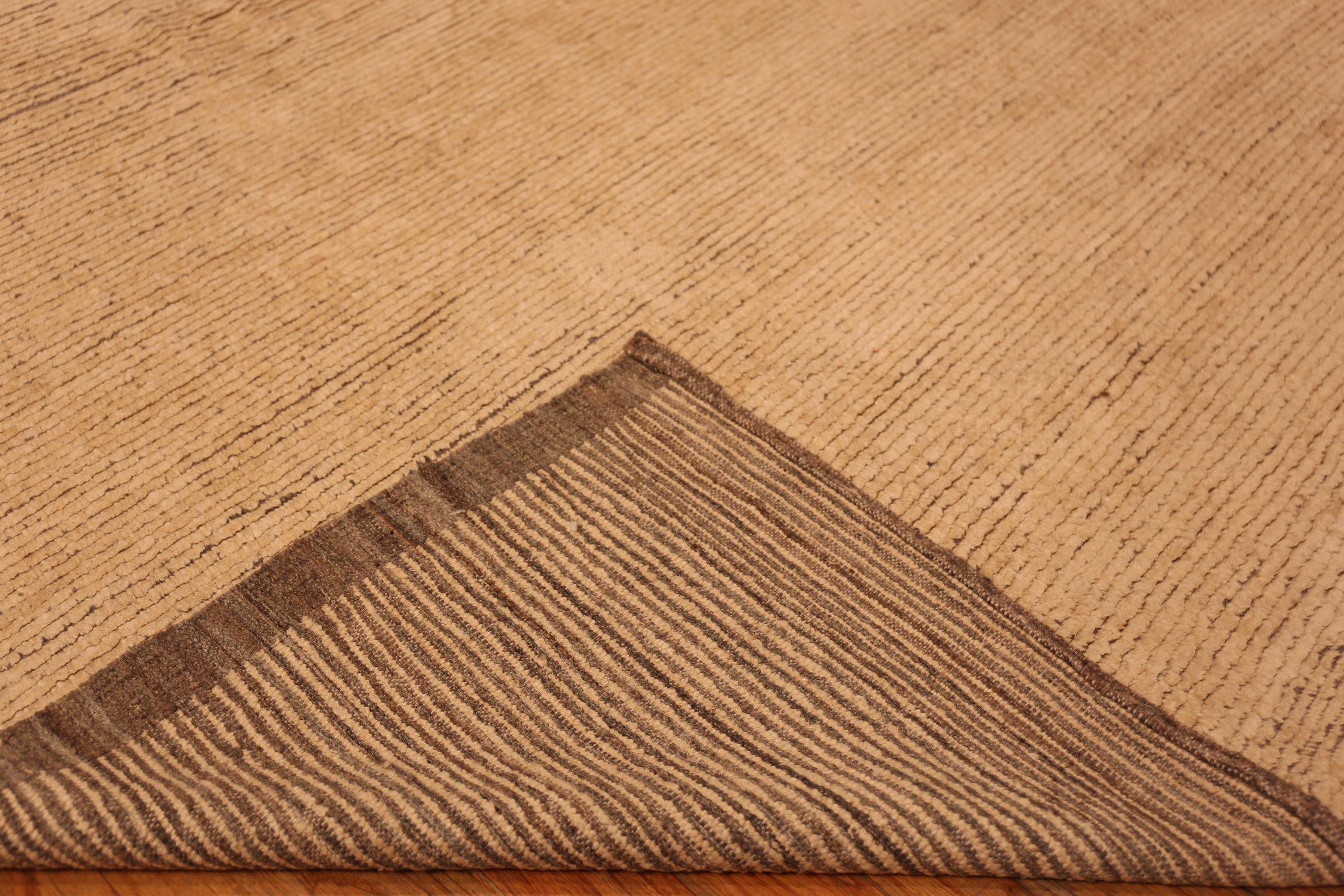 Charmant tapis contemporain minimaliste en coton, Pays d'origine : Asie centrale, Circa Date : Moderne