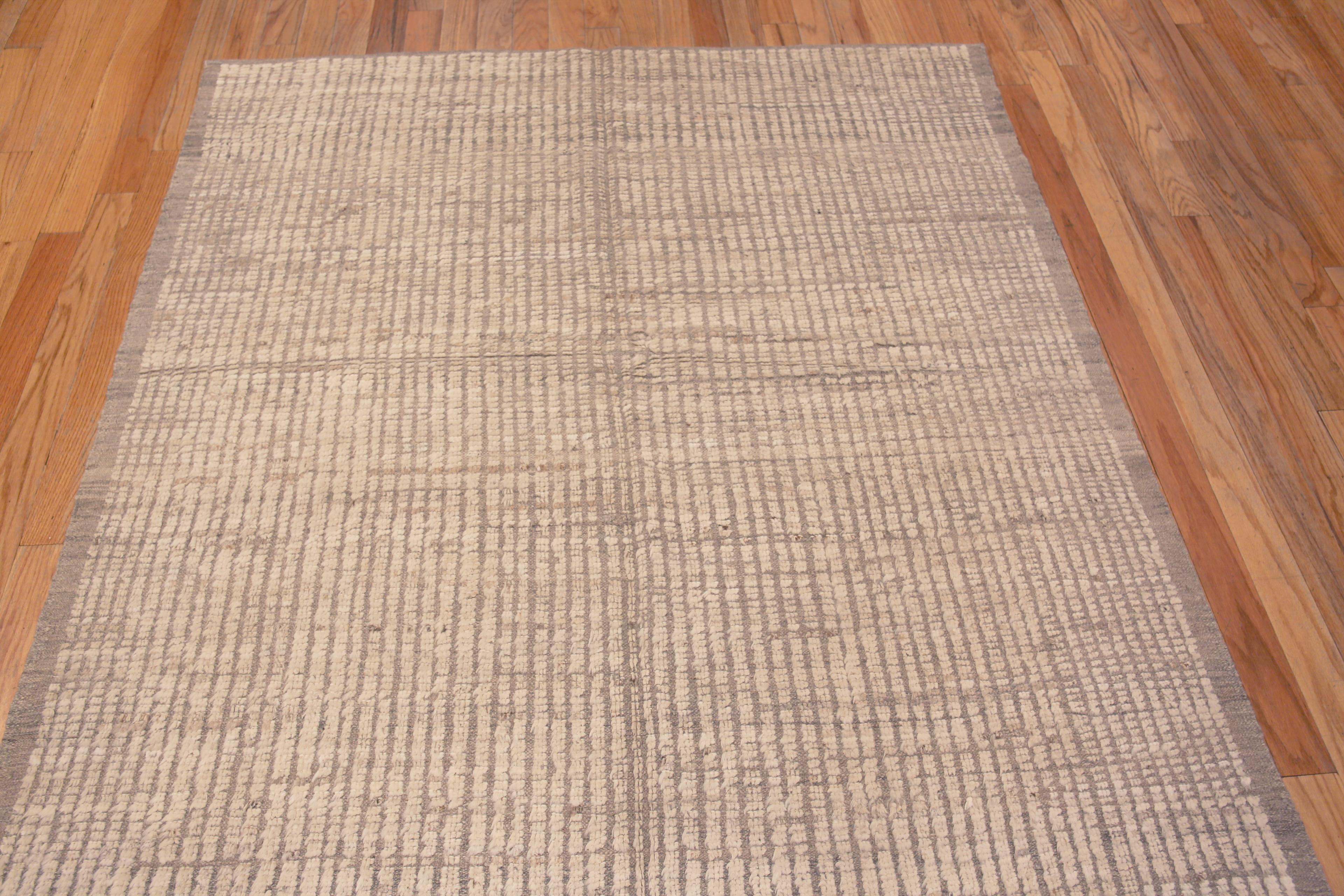 Tapis extrêmement décoratif de couleur crème clair au design minimaliste, tapis moderne en laine douce, Pays d'origine : Asie centrale, Circa Date : Tapis moderne 