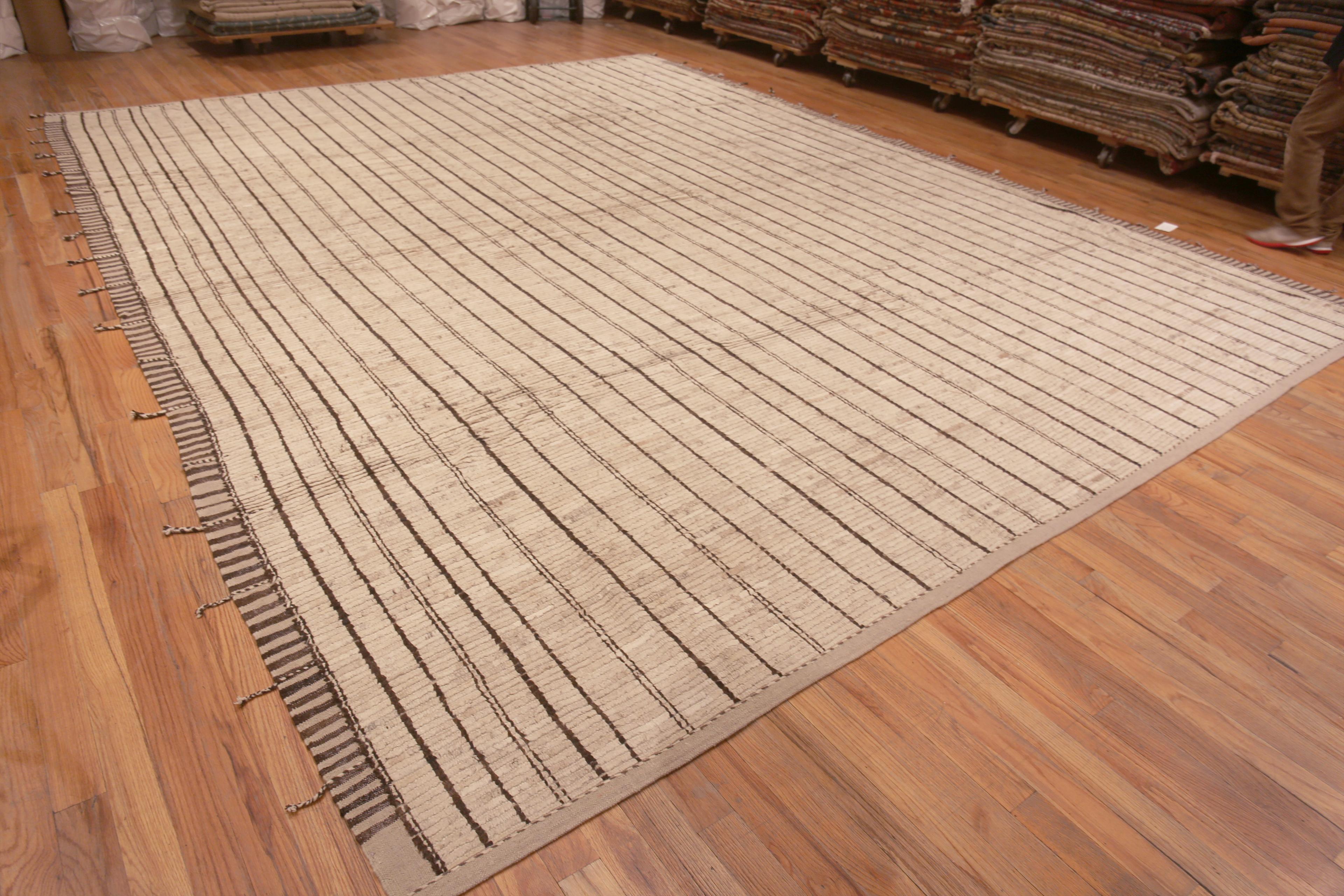 Magnifique tapis de grande taille à fond crème ivoire clair et à motif géométrique minimaliste moderne, Pays d'origine : Asie Centrale, Circa Date : Tapis moderne -