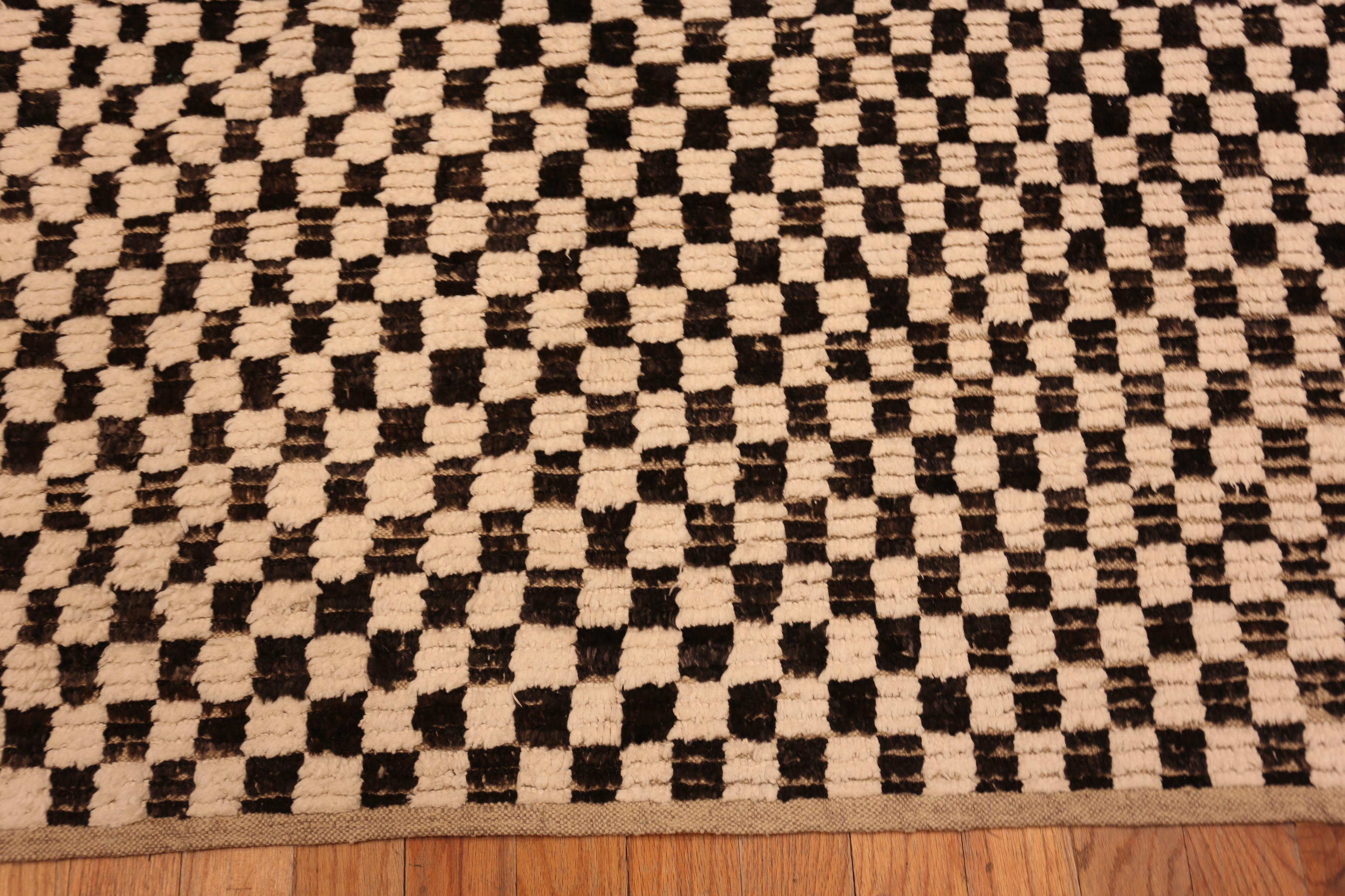 Moderno Tappeto moderno a scacchiera bianco e nero Nazmiyal Collection 9 ft 5 in x 11 ft 11 in in vendita