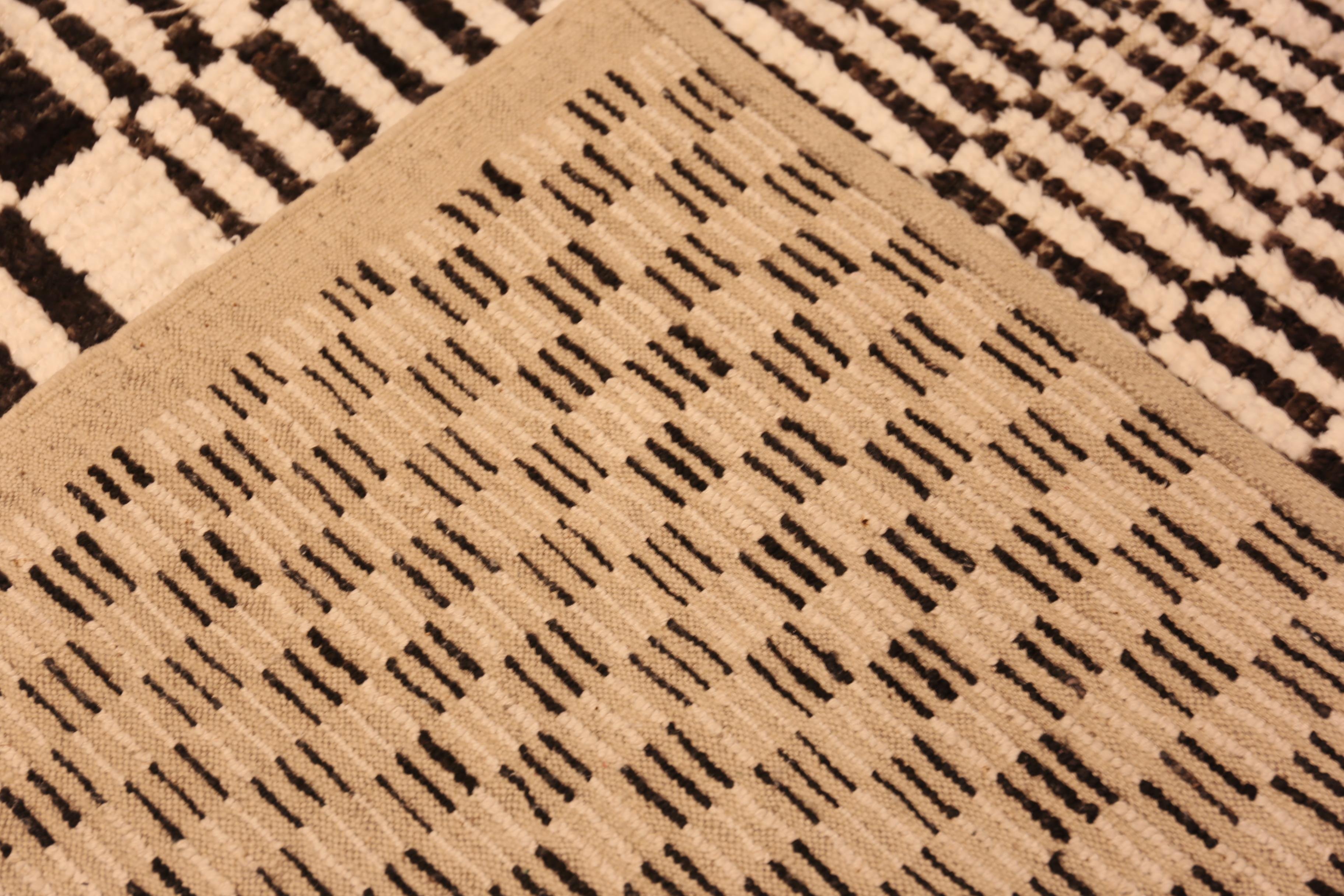 Centroasiatico Tappeto moderno a scacchiera bianco e nero Nazmiyal Collection 9 ft 5 in x 11 ft 11 in in vendita