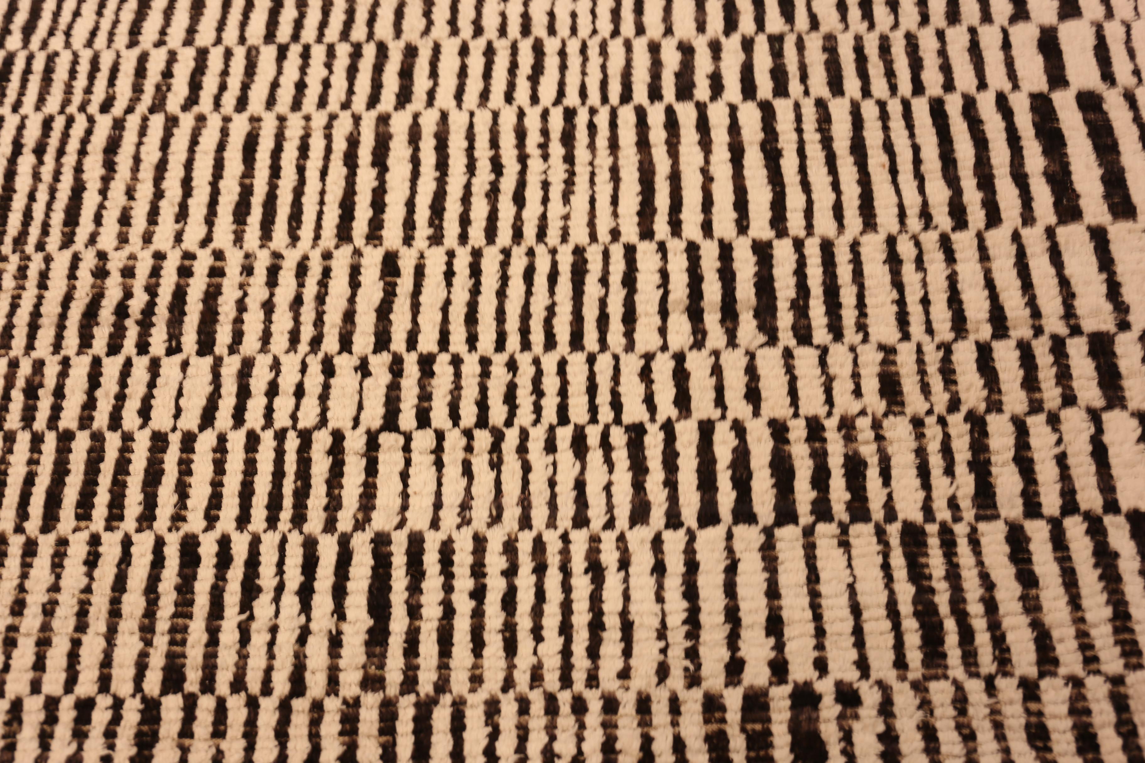 Annodato a mano Tappeto moderno a scacchiera bianco e nero Nazmiyal Collection 9 ft 5 in x 11 ft 11 in in vendita