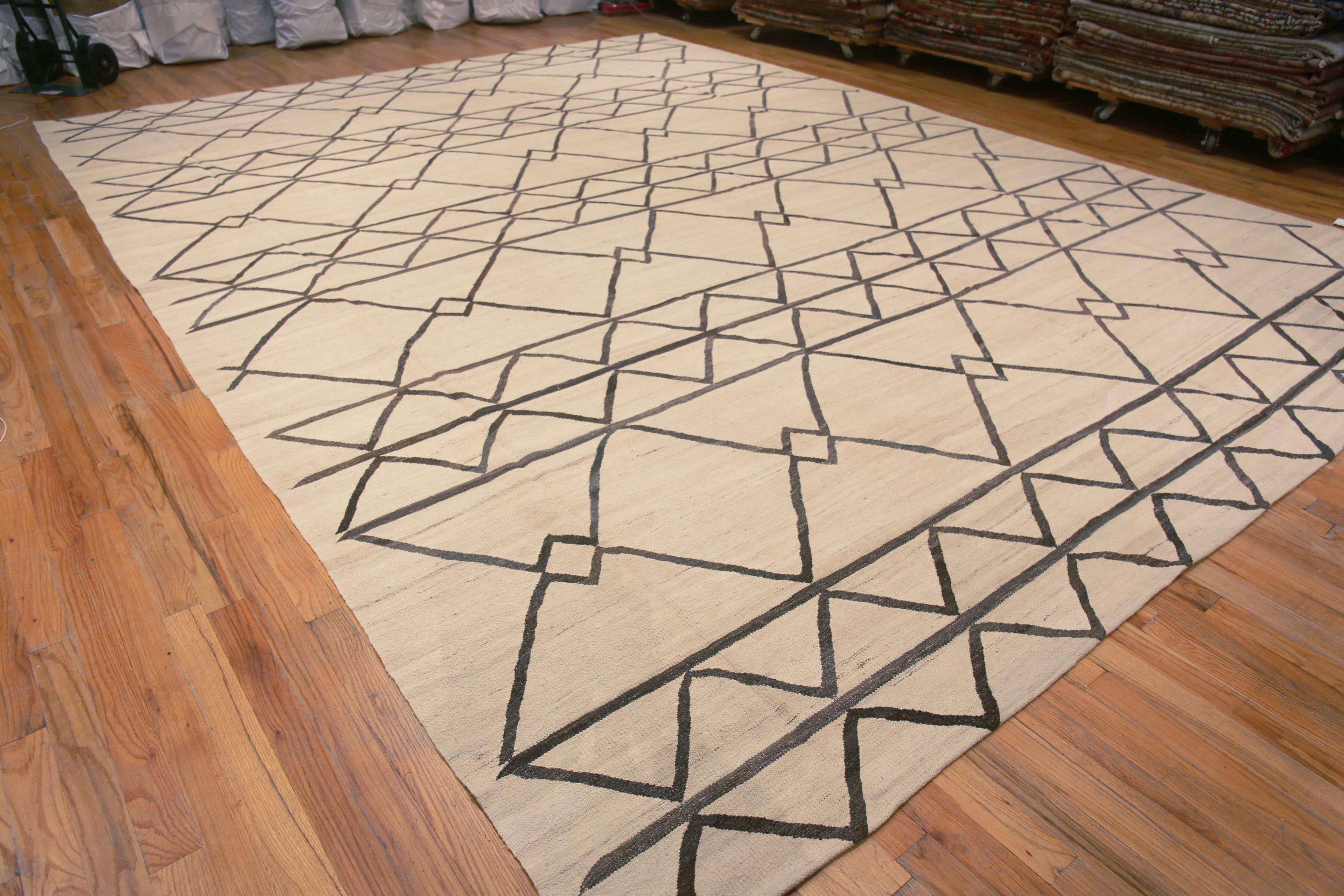Fenomenale grande tappeto moderno crema marrone geometrico contemporaneo a tessitura piatta Rug & Kilim, Paese d'origine: Asia centrale, Data di realizzazione: Tappeti moderni