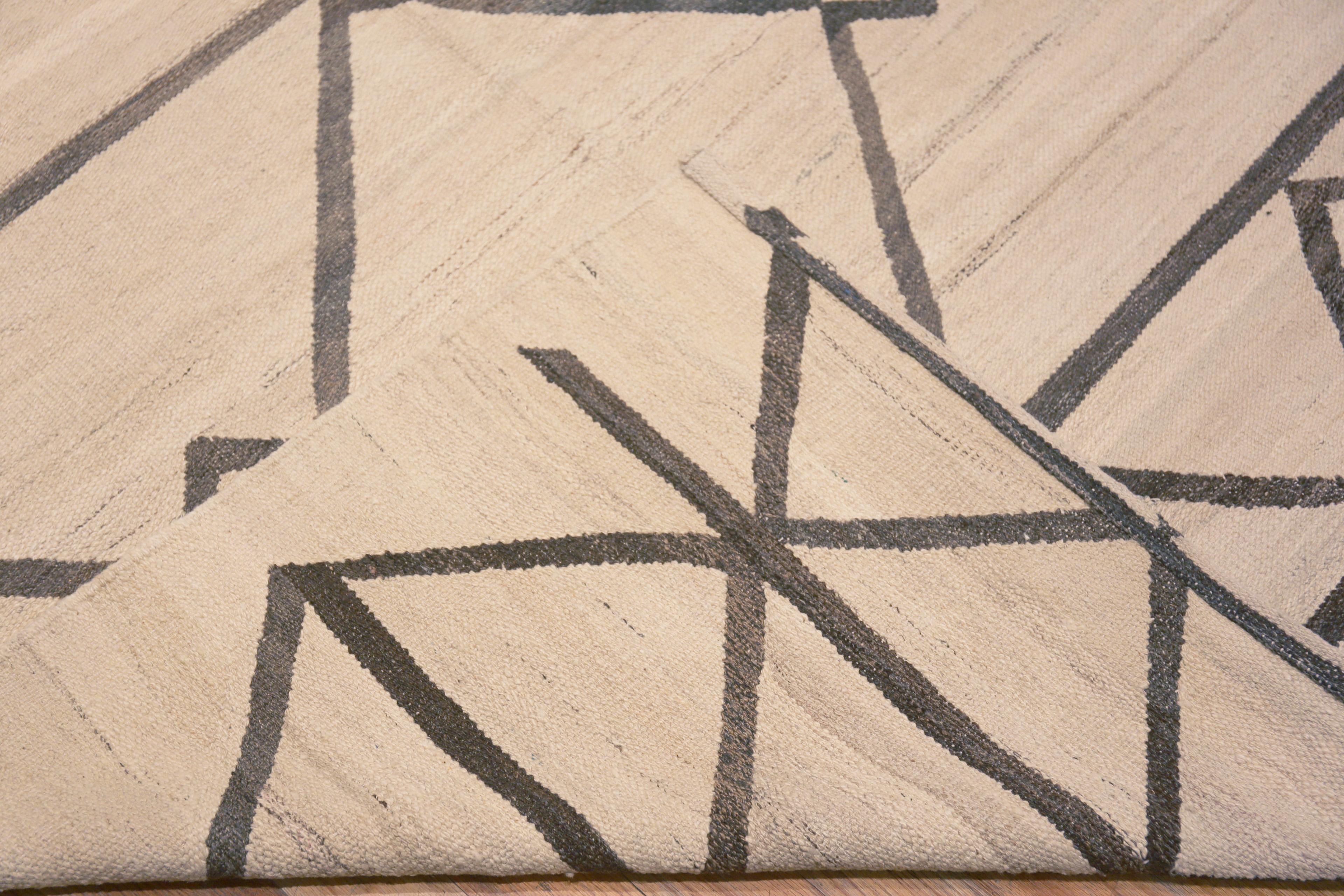 XXI secolo e contemporaneo Nazmiyal Collection Tappeto Kilim moderno marrone geometrico a tessitura piana 14'4