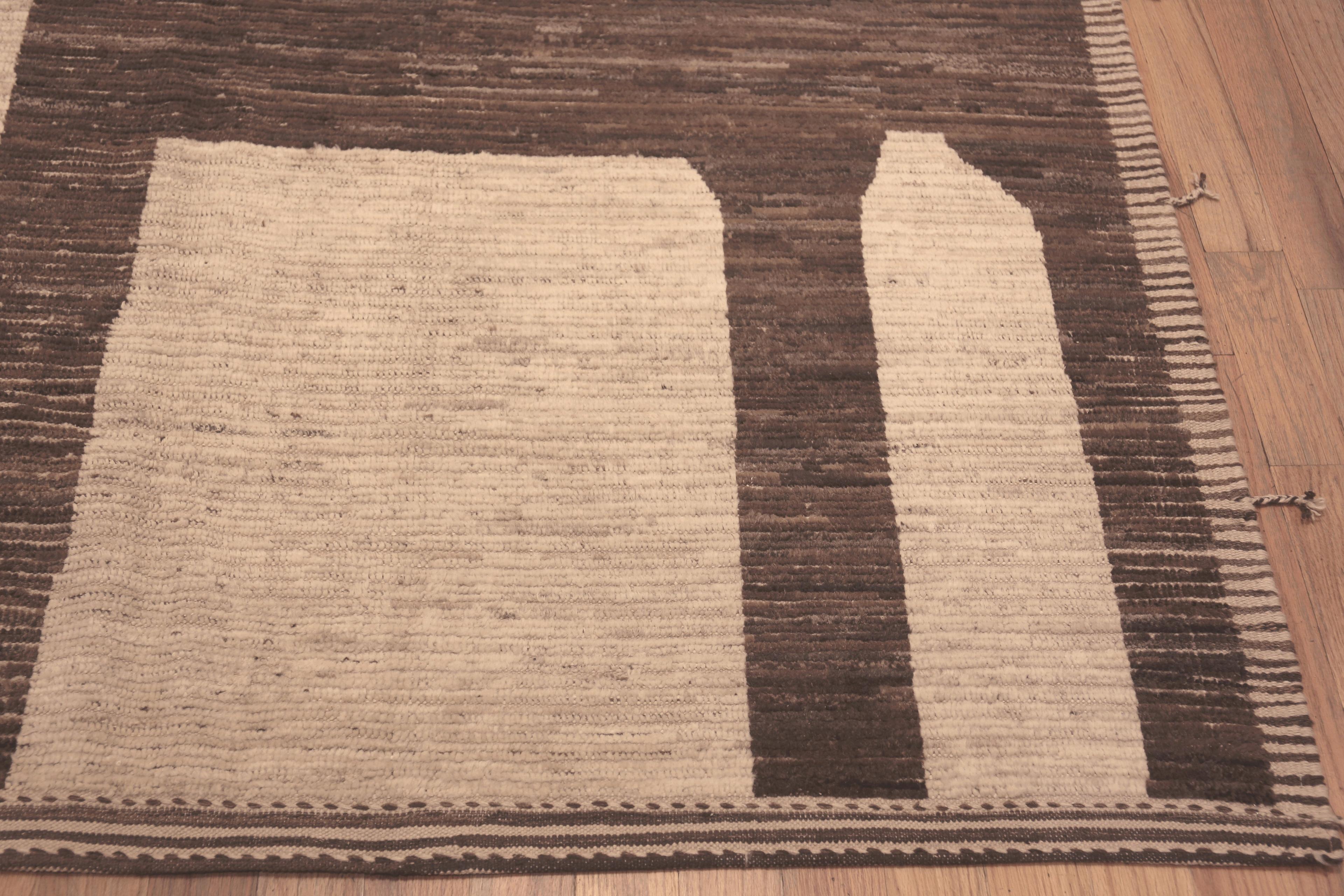 Moderner zentralasiatischer Teppich der Nazmiyal Kollektion. 10 ft 4 in x 14 ft 4 in im Zustand „Gut“ im Angebot in New York, NY