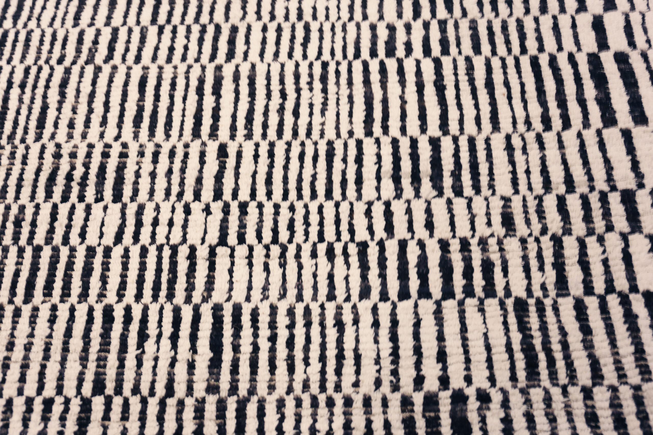 Moderno Tappeto Nazmiyal Collection con design a scacchiera moderno 9 ft 5 in x 11 ft 11 in in vendita