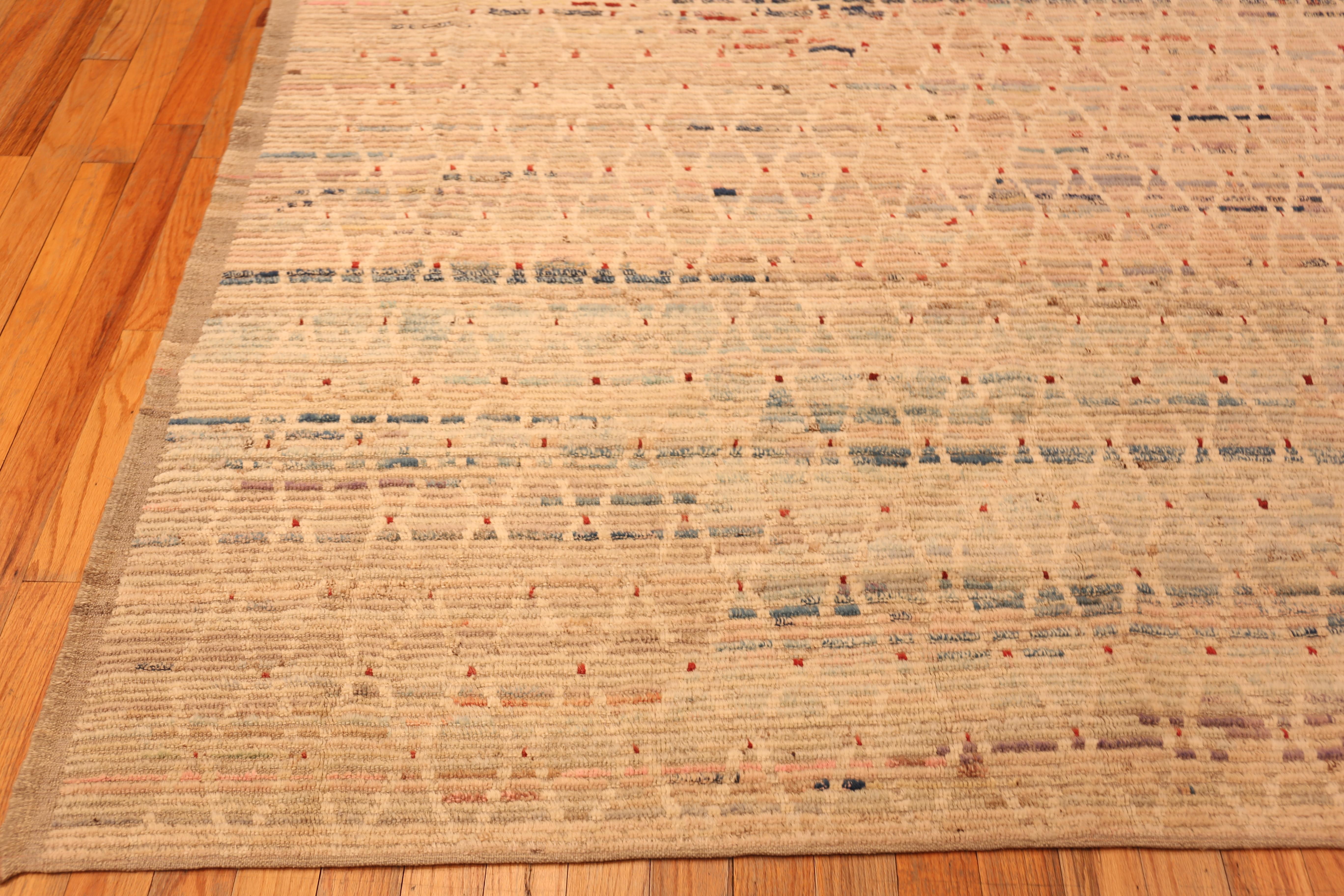 Elegant Modern Contemporary Rug, Pays d'origine : Asie centrale, Circa date : Moderne
