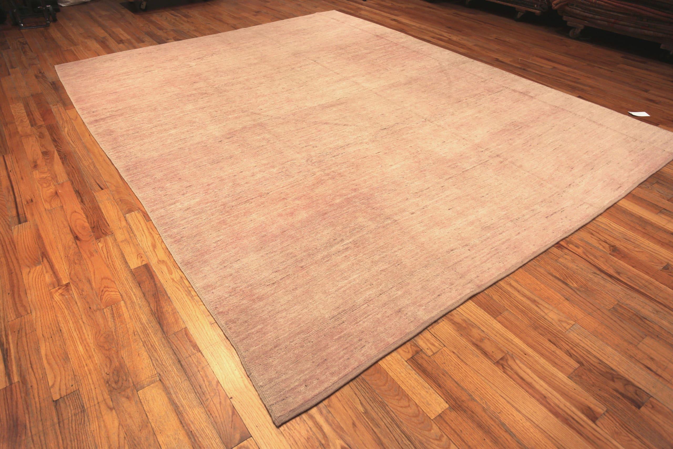 Nazmiyal Collection Chic Gentle Tone Modern Decorative Area Rug. Country of Origin: Central Asia, Circa date: Modern
 

