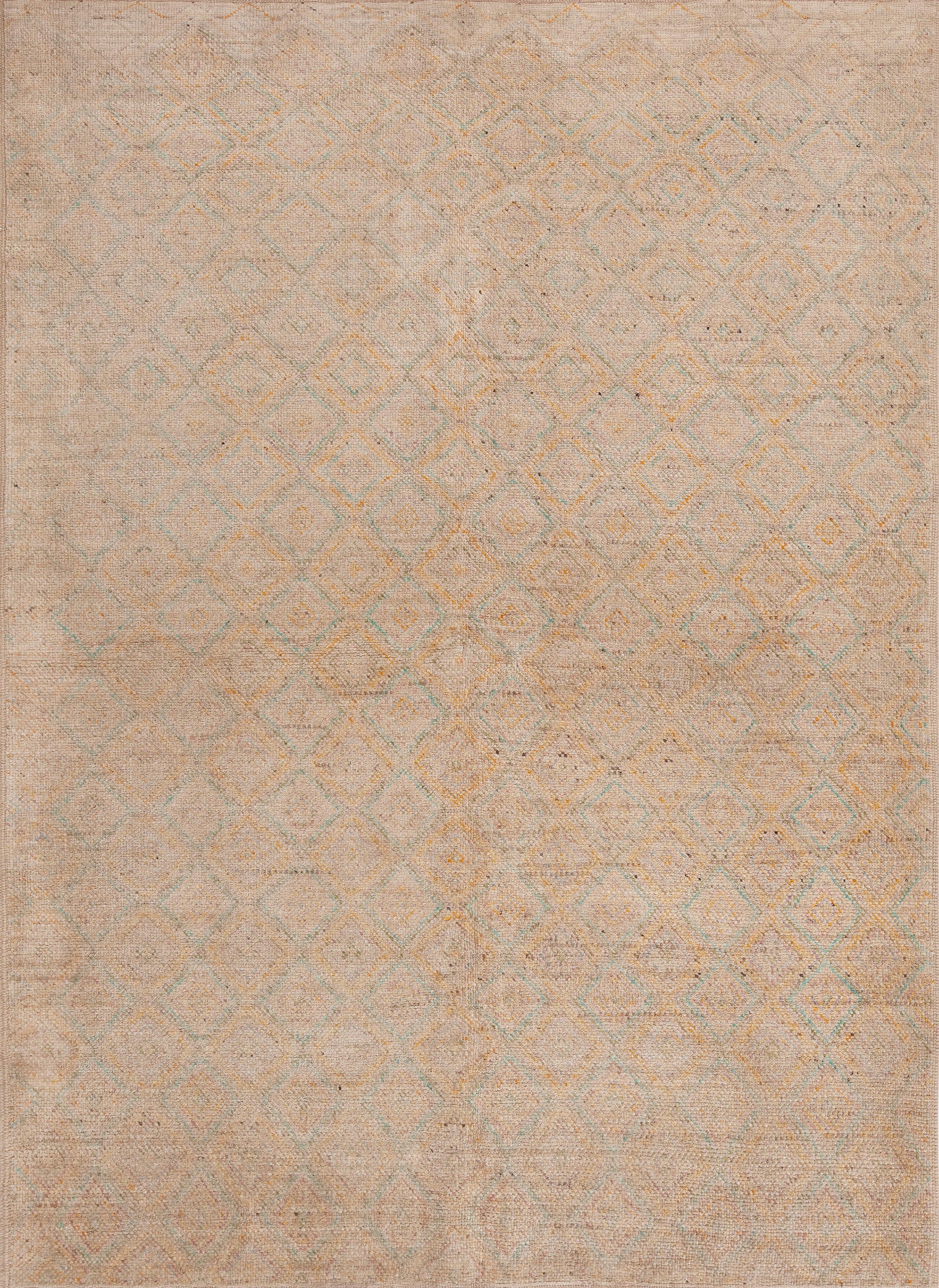 Charmant tapis moderne contemporain à design géométrique en forme de diamant, Pays d'origine : Asie centrale, Circa date : Modern Rugs