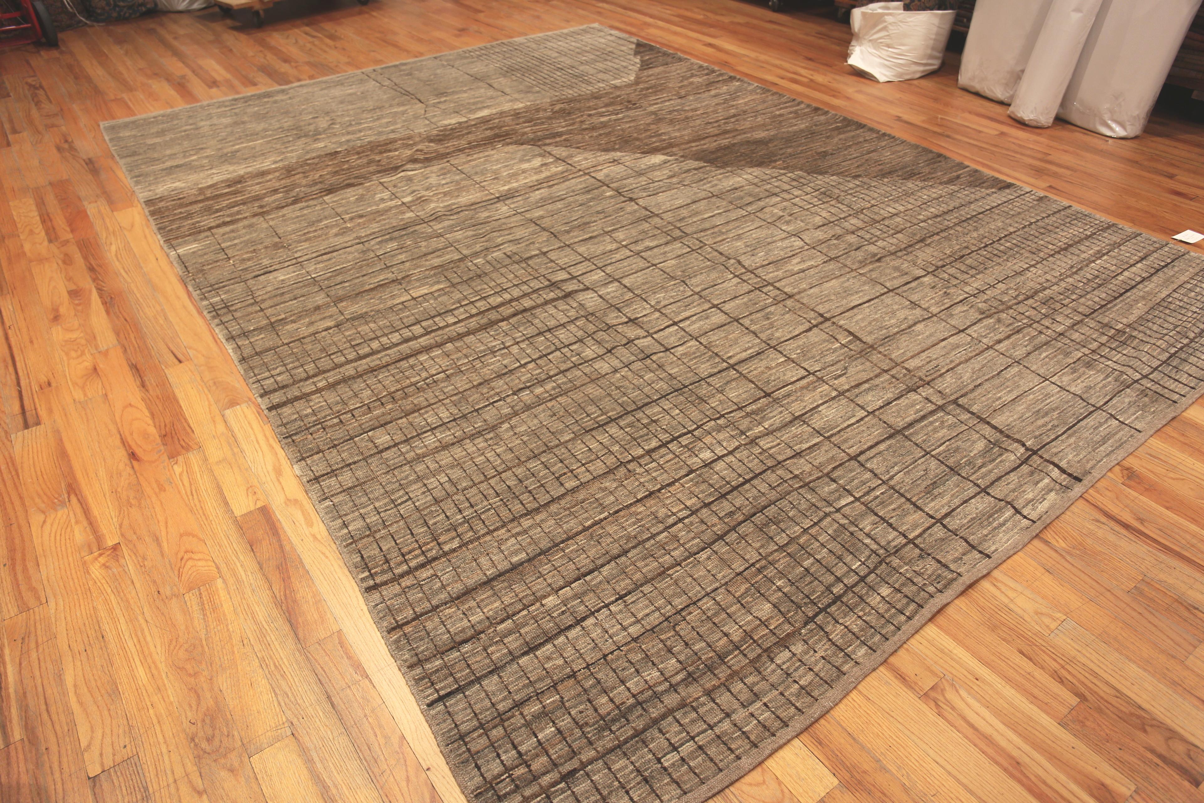 Moderner Teppich der Nazmiyal Kollektion in Erdtönen in Erdtönen. 10 ft 2 in x 14 ft 1 in (Handgeknüpft) im Angebot