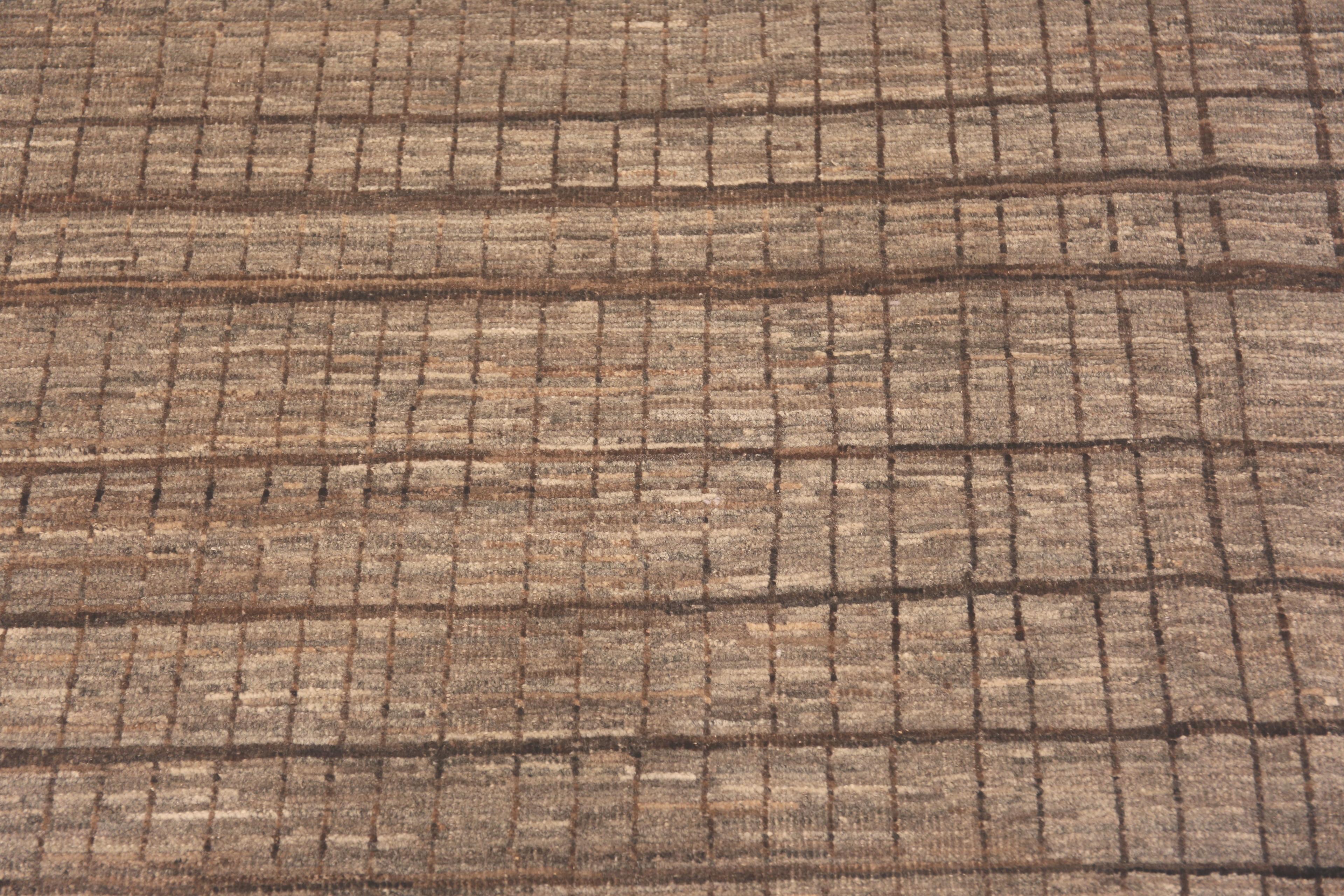 Moderner Teppich der Nazmiyal Kollektion in Erdtönen in Erdtönen. 10 ft 2 in x 14 ft 1 in im Zustand „Gut“ im Angebot in New York, NY