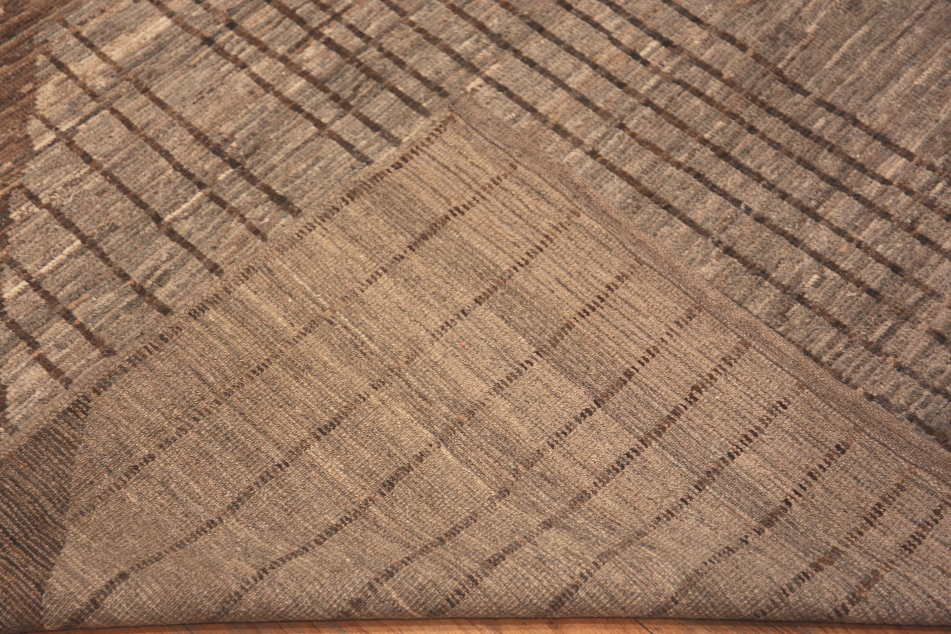 Moderner Teppich der Nazmiyal Kollektion in Erdtönen in Erdtönen. 10 ft 2 in x 14 ft 1 in (21. Jahrhundert und zeitgenössisch) im Angebot