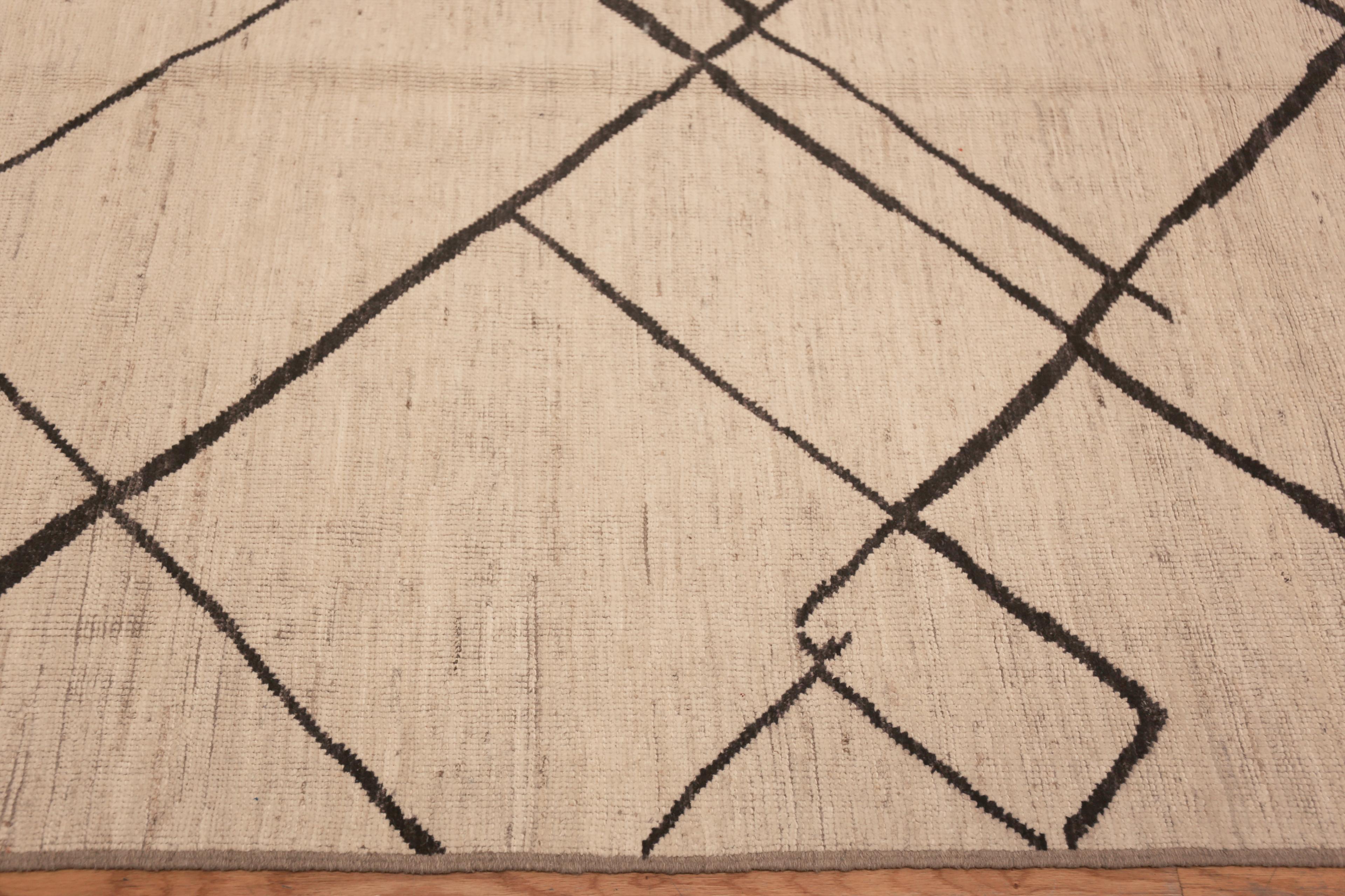 Un beau et polyvalent tapis de sol moderne contemporain de couleur ivoire au design géométrique minimaliste, Pays d'origine : Asie centrale, Circa Date : Tapis moderne 