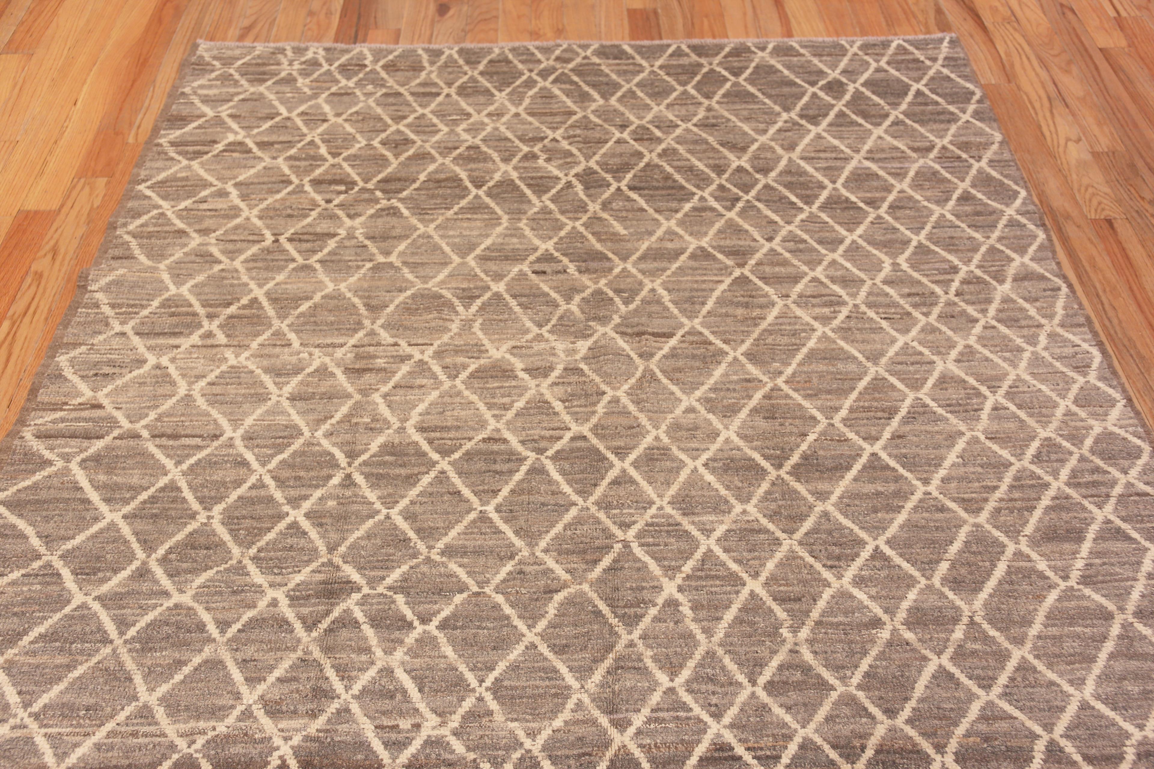 Ein hochdekorativer Modern Room Size Grey Abrash Background Ivory Tribal Geometric Honeycomb Pattern Area Rug, Country of Origin: Zentralasien, CIRCA Datum: Moderner Teppich 