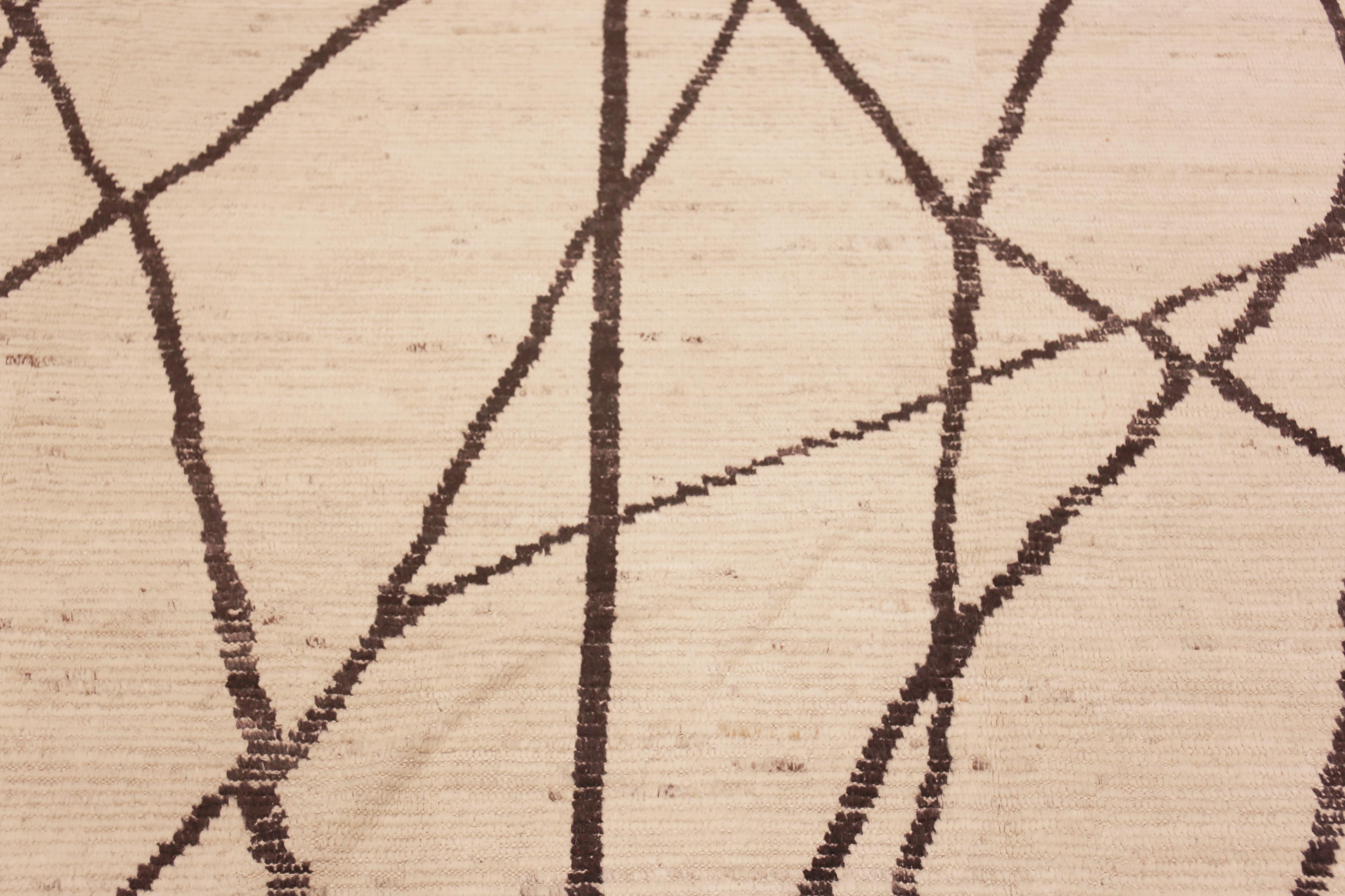 Tapis de la collection Nazmiyal, couleur ivoire, design géométrique moderne, 9'5
