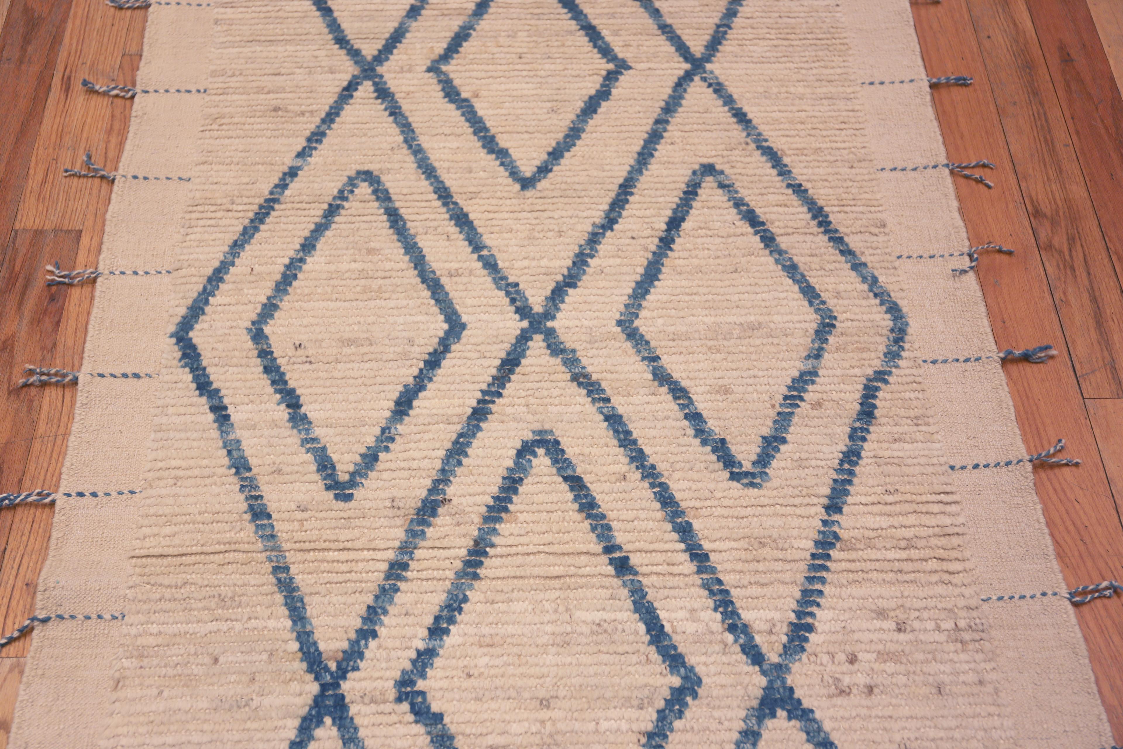 Tapis de couloir moderne à fond crème ivoire clair et motif géométrique bleu clair, Pays d'origine : Asie centrale, Circa Date : Tapis moderne