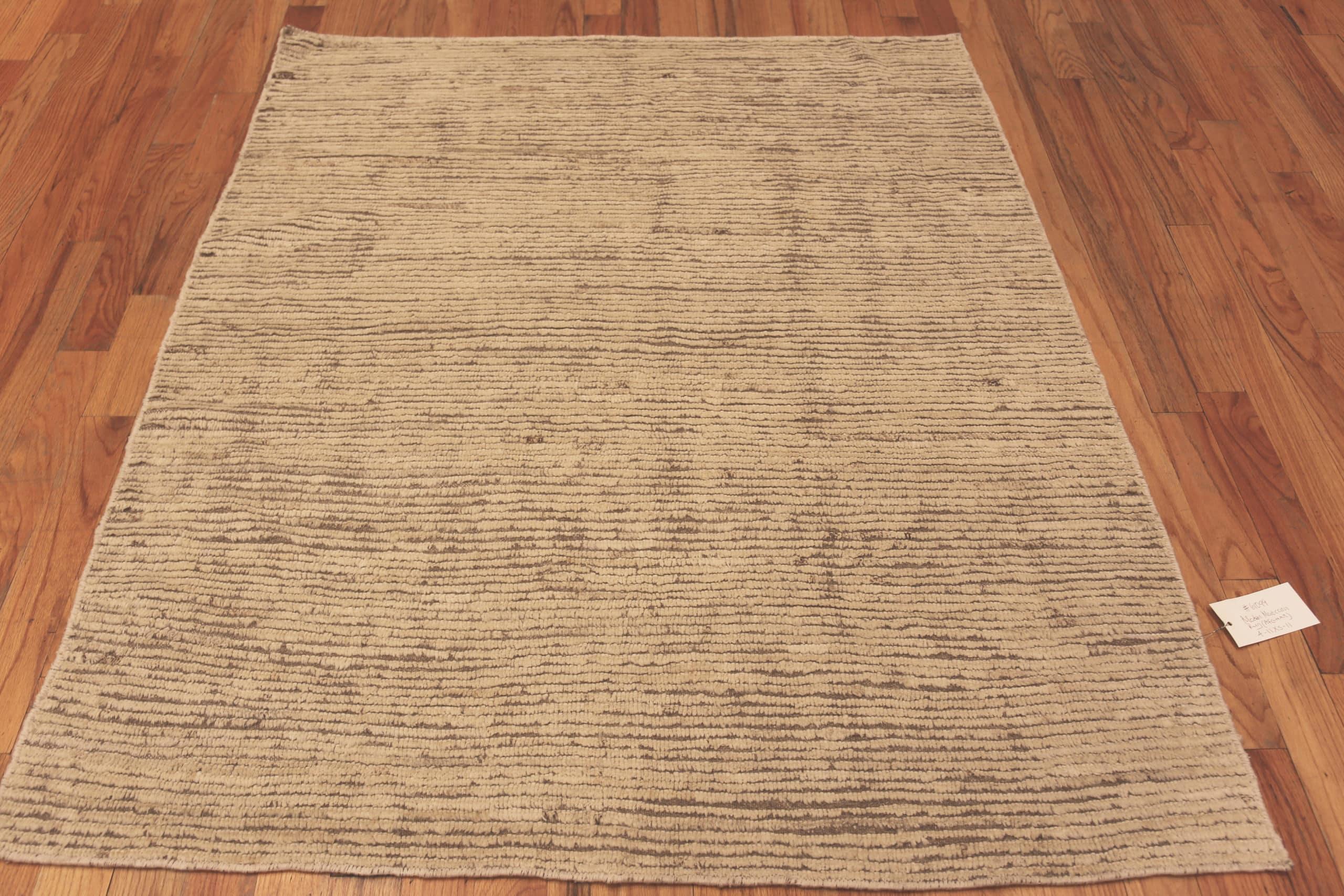 Moderner Teppich im marokkanischen Stil der Nazmiyal-Kollektion. 4 ft 11 in x 5 ft 11 in (Handgeknüpft) im Angebot