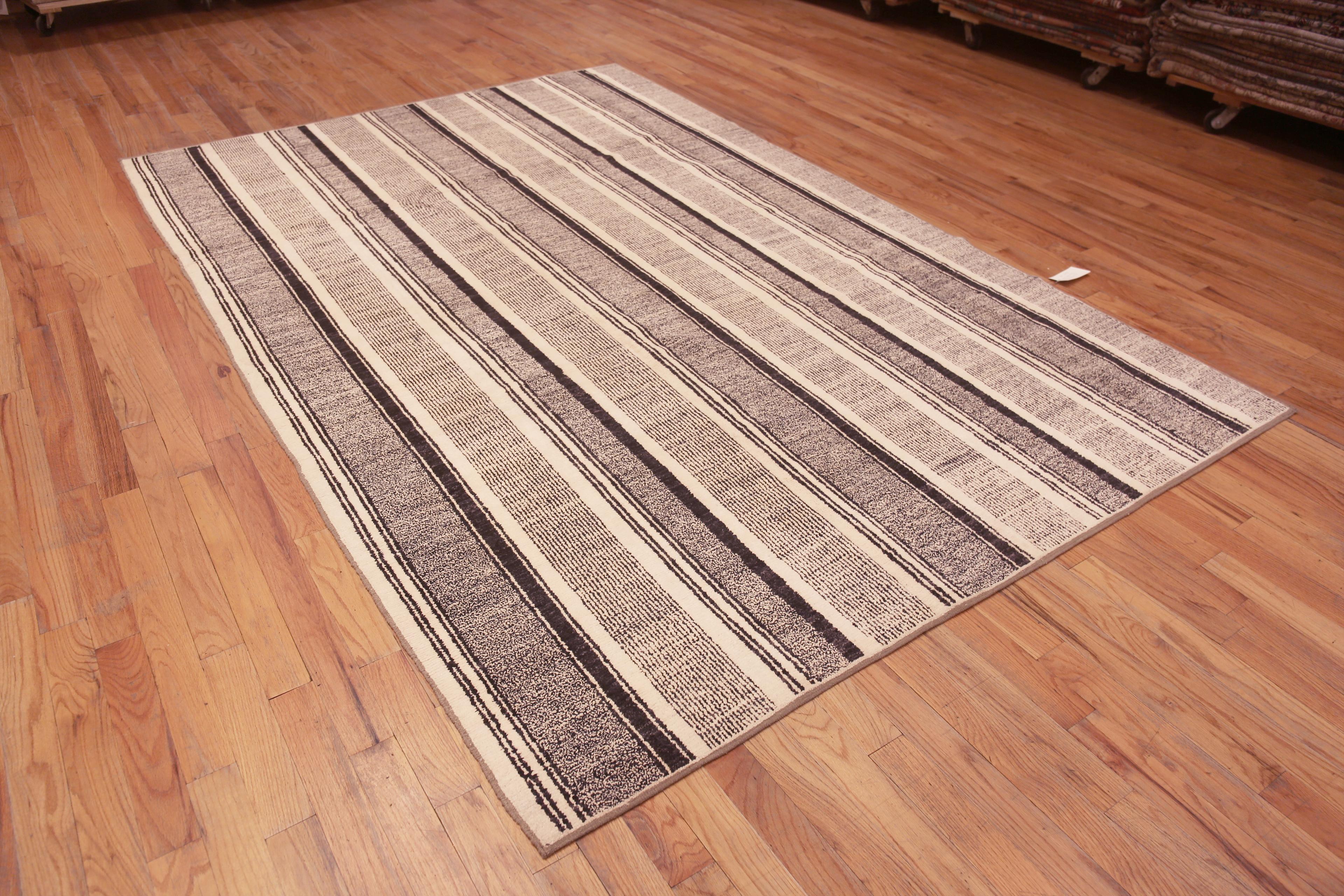 Tapis de sol contemporain décoratif, noir et blanc, au design dépouillé, d'une taille de pièce moderne, Pays d'origine : Asie centrale, Circa Date : Tapis moderne 