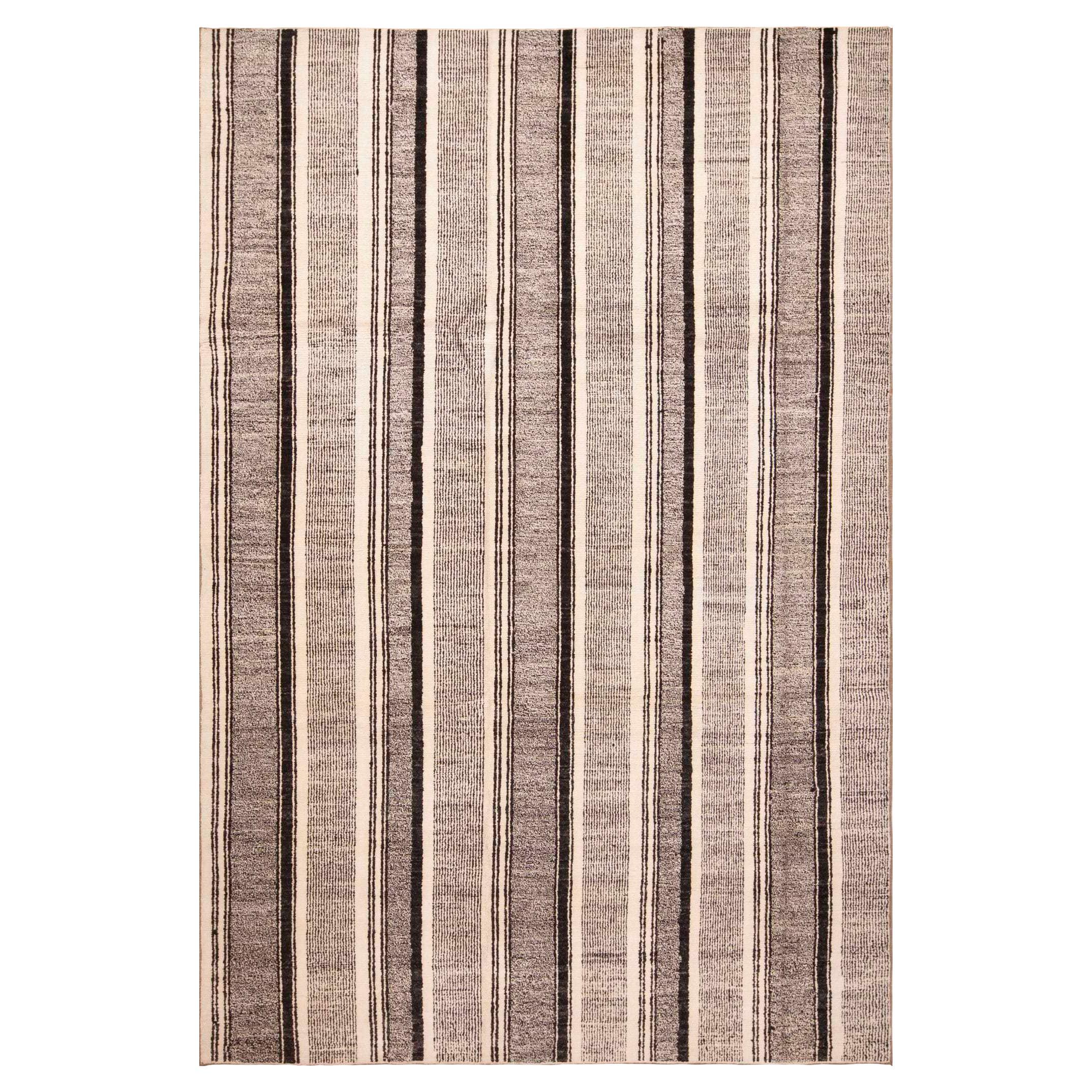 Moderner gestreifter Teppich der Nazmiyal Kollektion in Zimmergröße 7'4" x 11'3" in gestreiftem Design im Angebot
