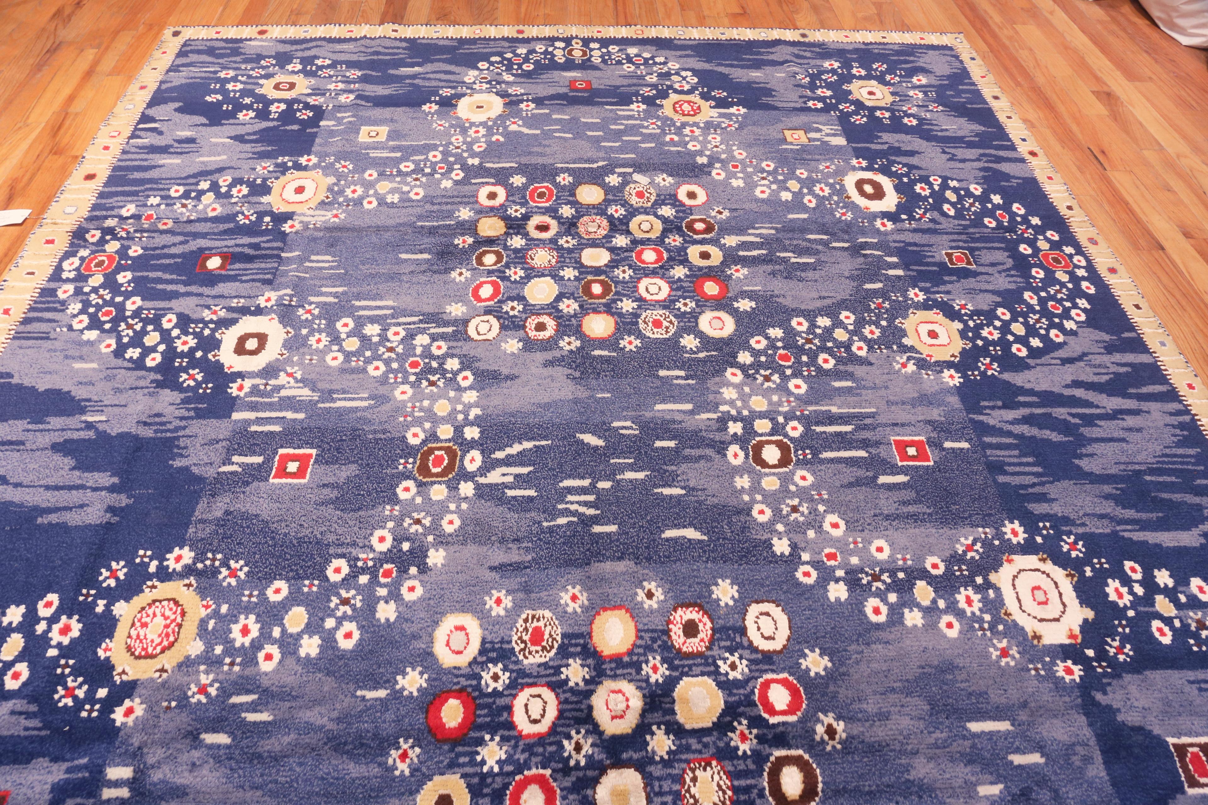 Nazmiyal Collection Modern Silk And Wool Swedish Inspired Rug In New Condition In New York, NY